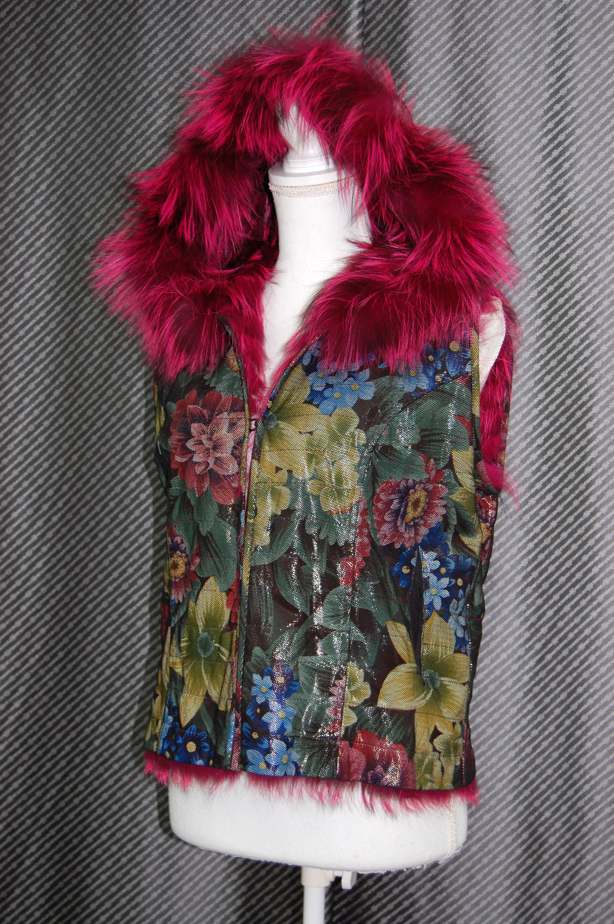 プリンテッドラムレザー＆シルバーフォックス　リバーシブルフーディーベストの画像