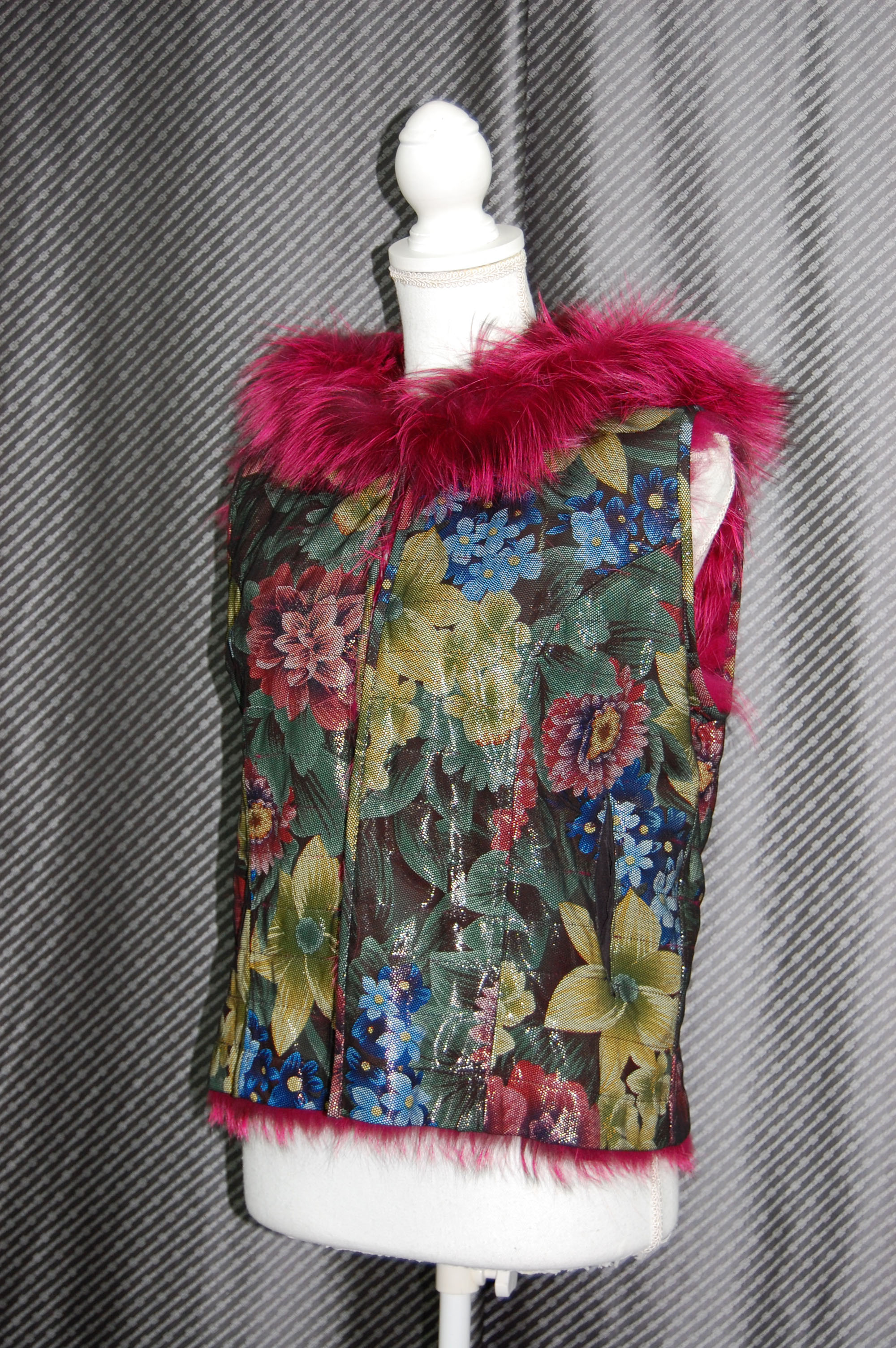 プリンテッドラムレザー＆シルバーフォックス　リバーシブルフーディーベストの画像