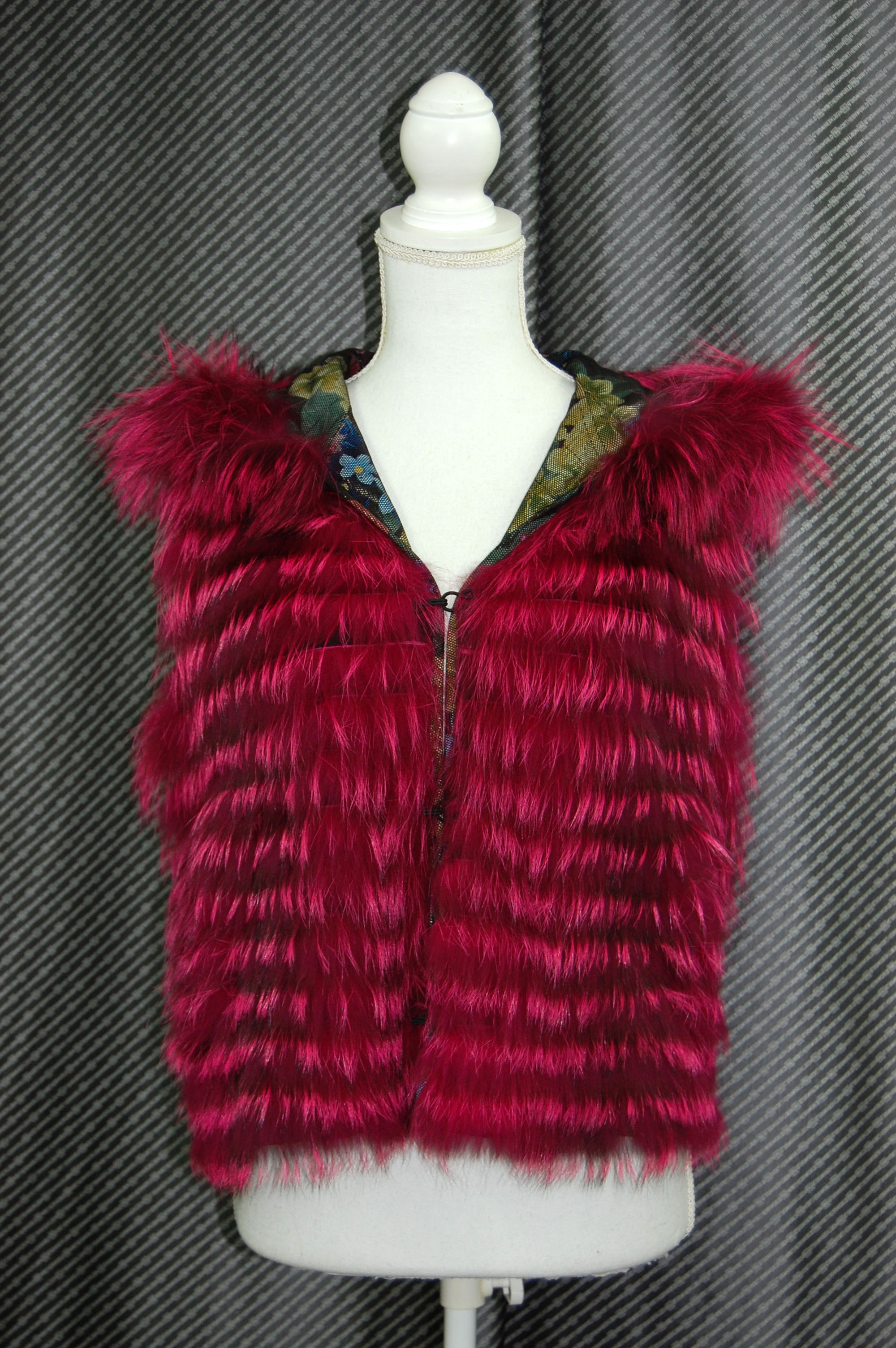 プリンテッドラムレザー＆シルバーフォックス　リバーシブルフーディーベストの画像