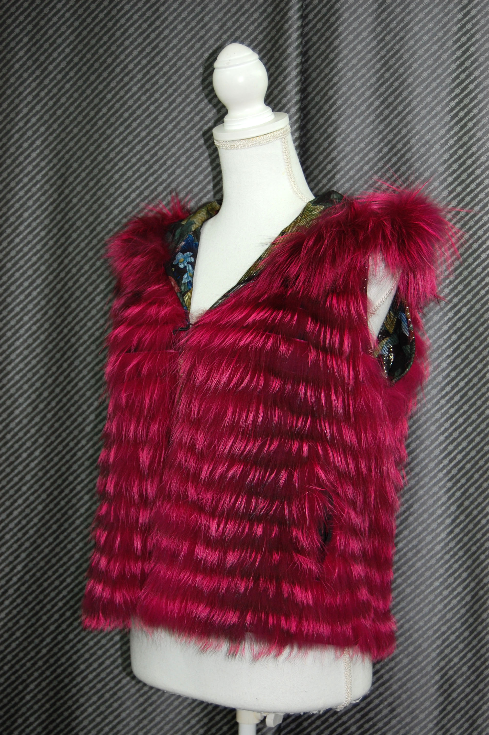 プリンテッドラムレザー＆シルバーフォックス　リバーシブルフーディーベストの画像