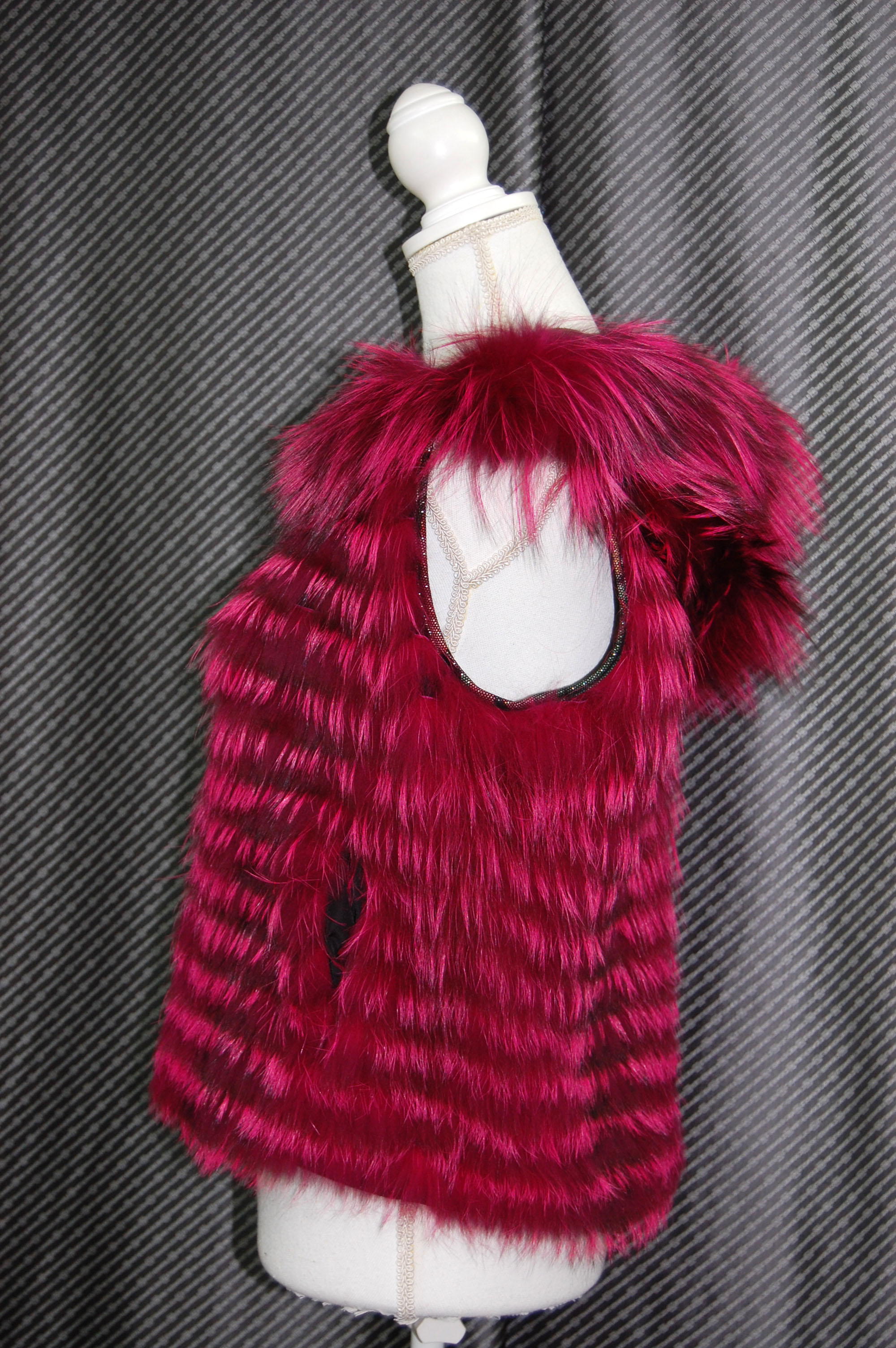 プリンテッドラムレザー＆シルバーフォックス　リバーシブルフーディーベストの画像