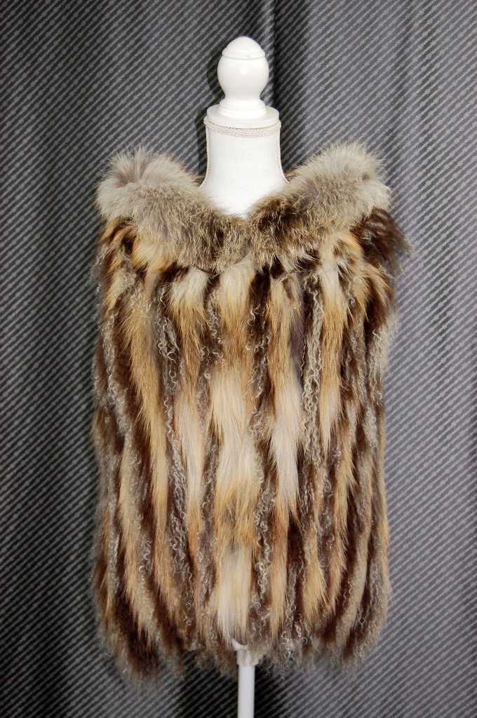 フォックス＆チベットラム　フーディーニットベストの画像