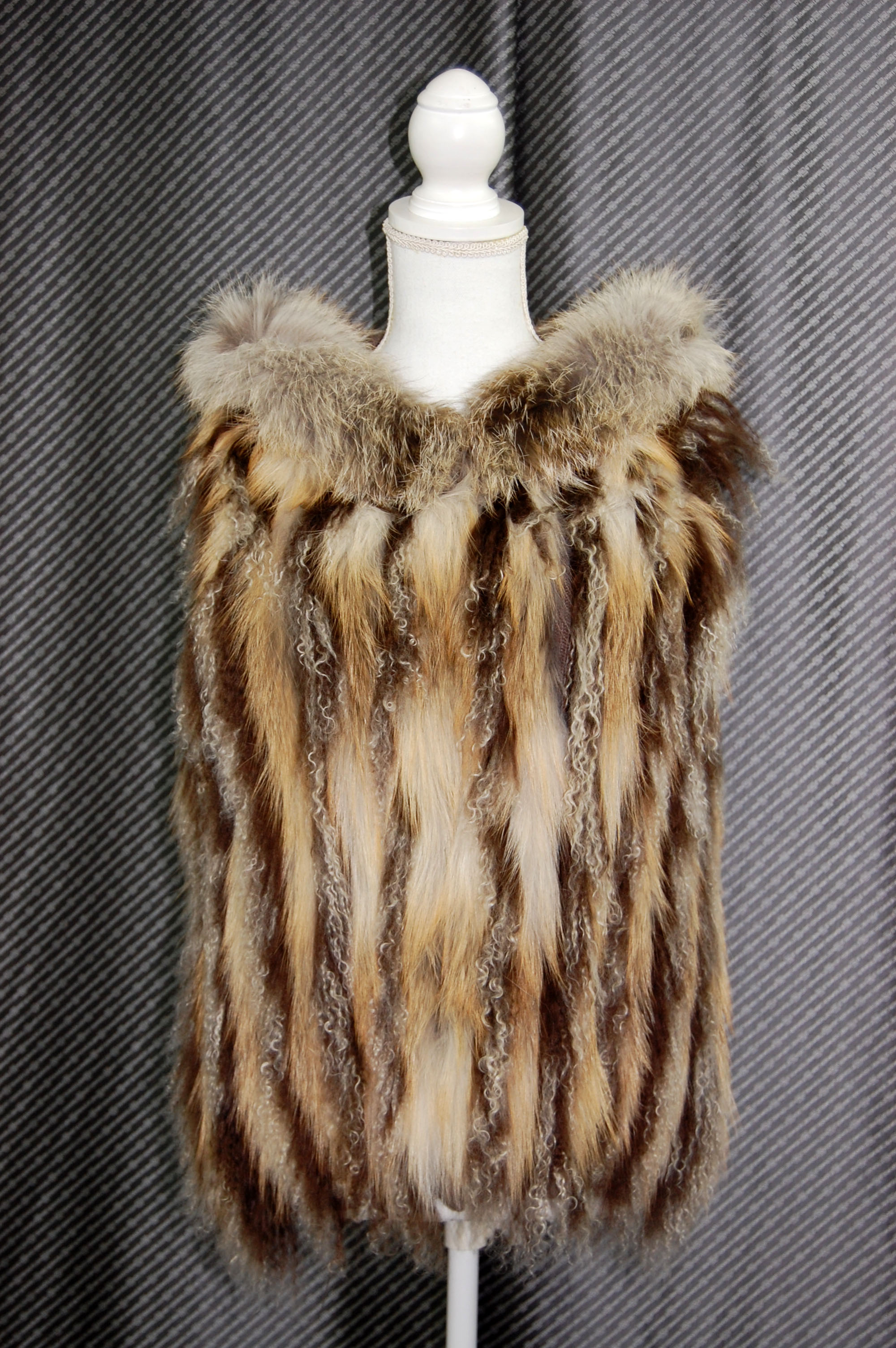 フォックス＆チベットラム　フーディーニットベストの画像