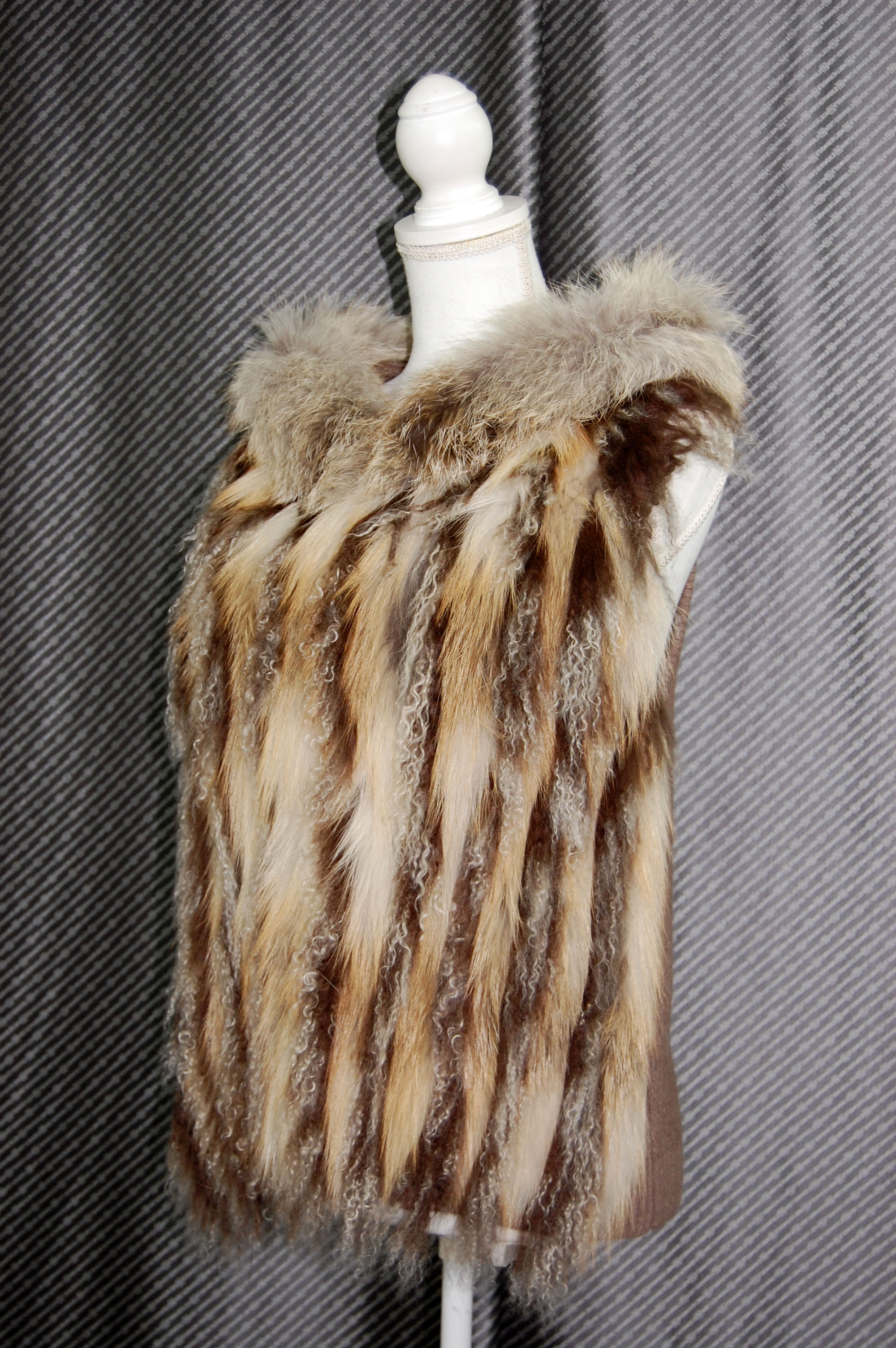 フォックス＆チベットラム　フーディーニットベストの画像