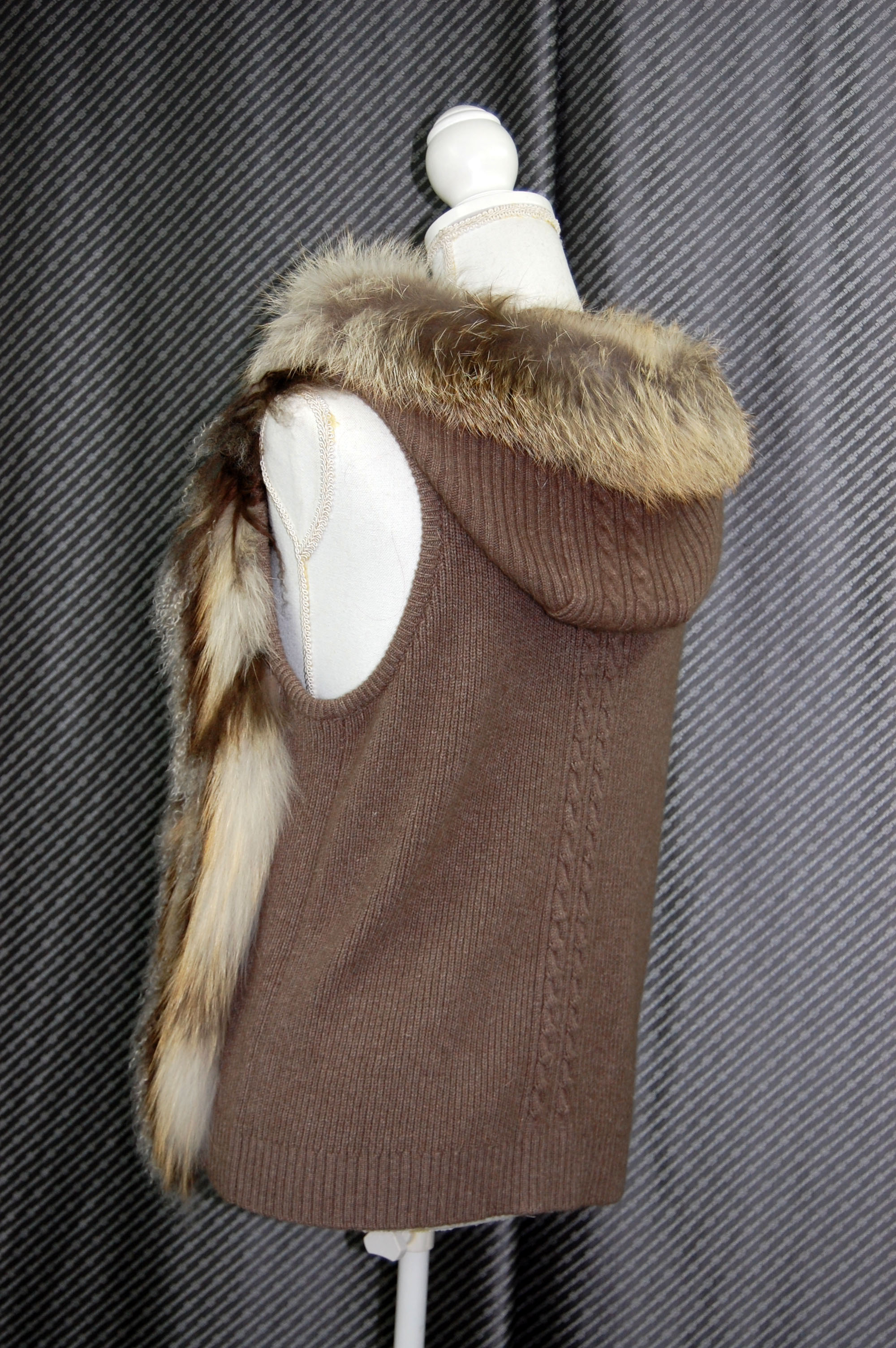 フォックス＆チベットラム　フーディーニットベストの画像