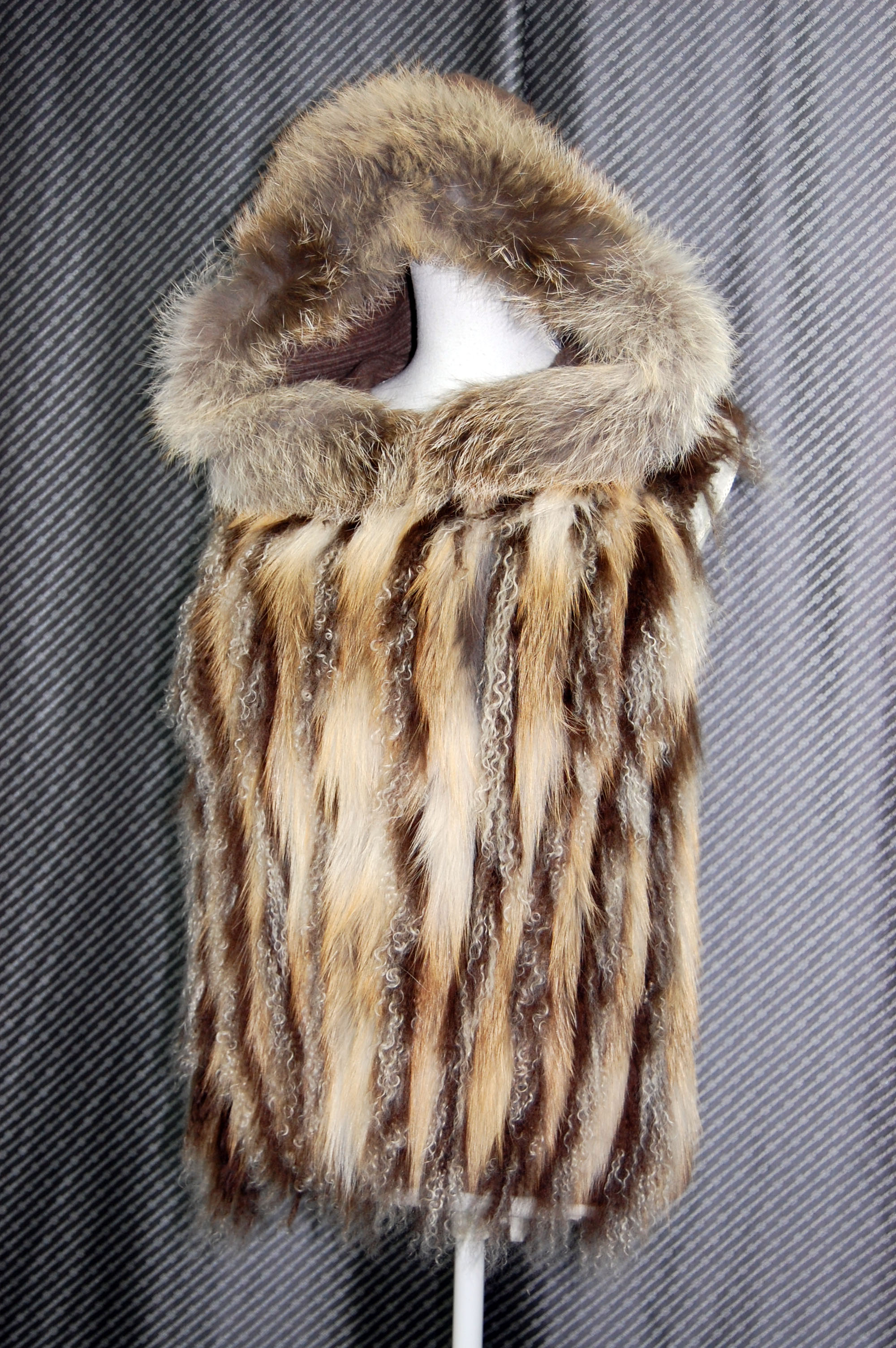 フォックス＆チベットラム　フーディーニットベストの画像