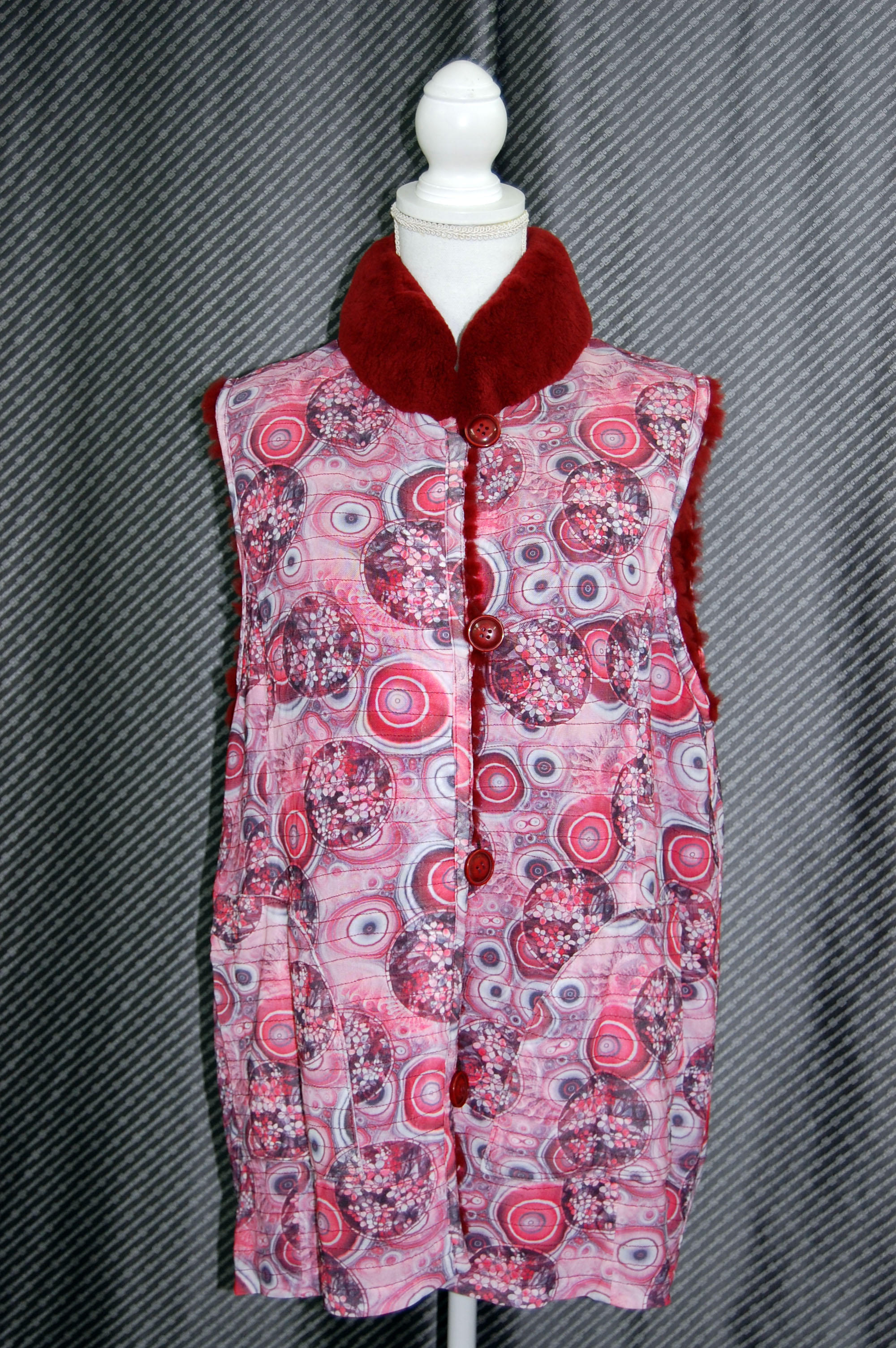 ヌートリアレイヤー　リバーシブルベストの画像