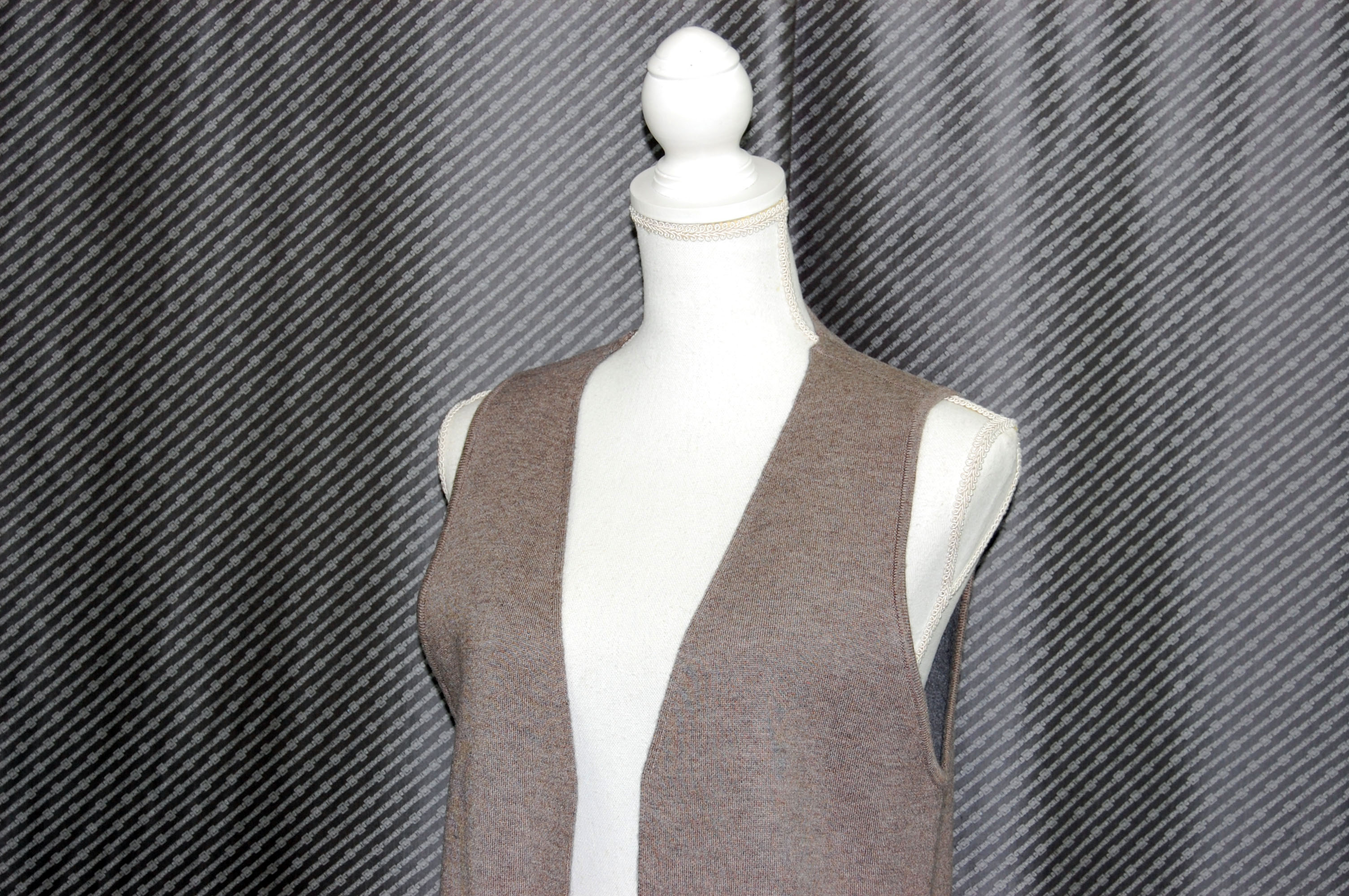 ウール混ニット　Vネックロングジレ　Foxポケット付の画像