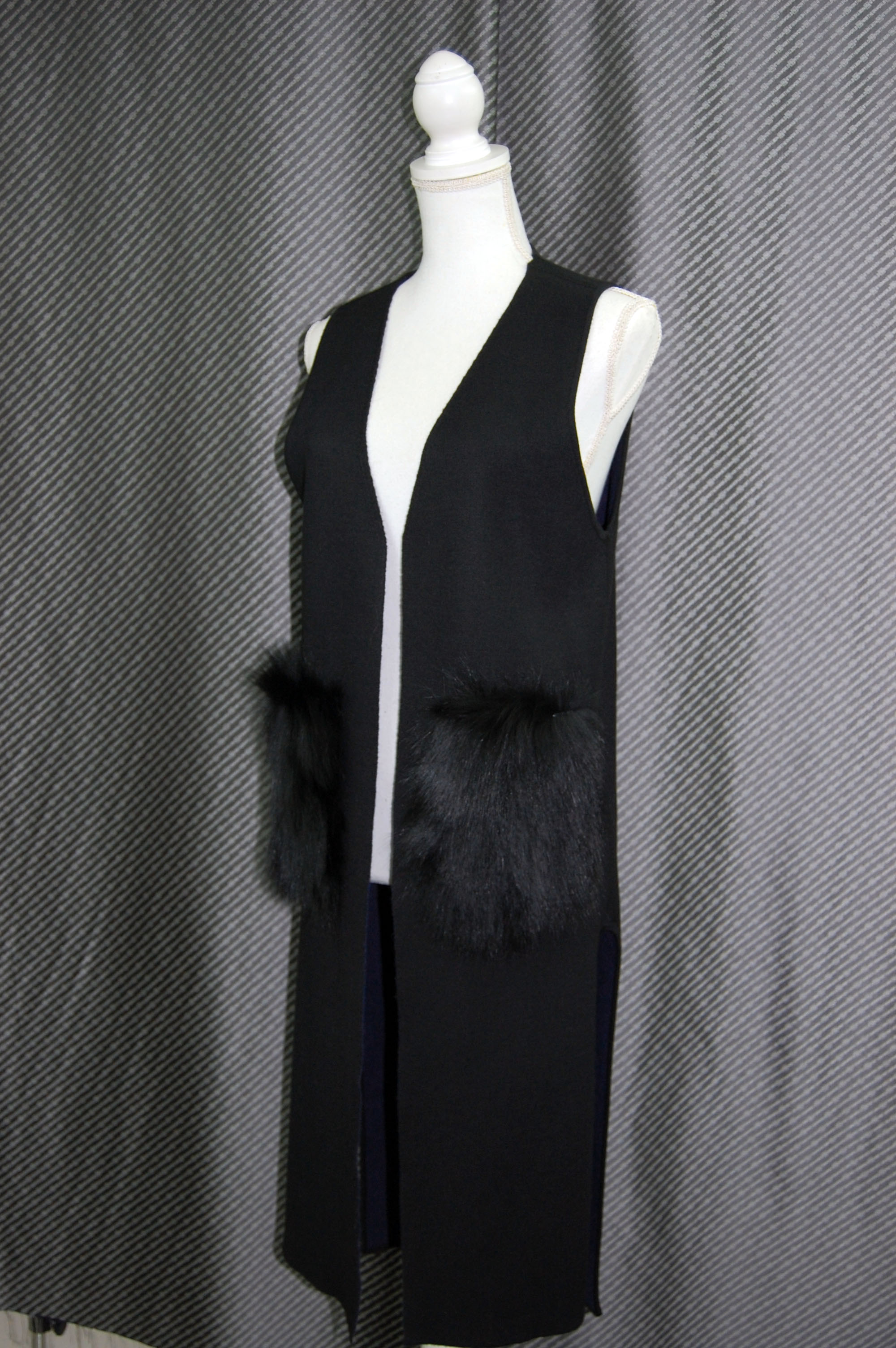 ウール混ニット　Vネックロングジレ　Foxポケット付の画像