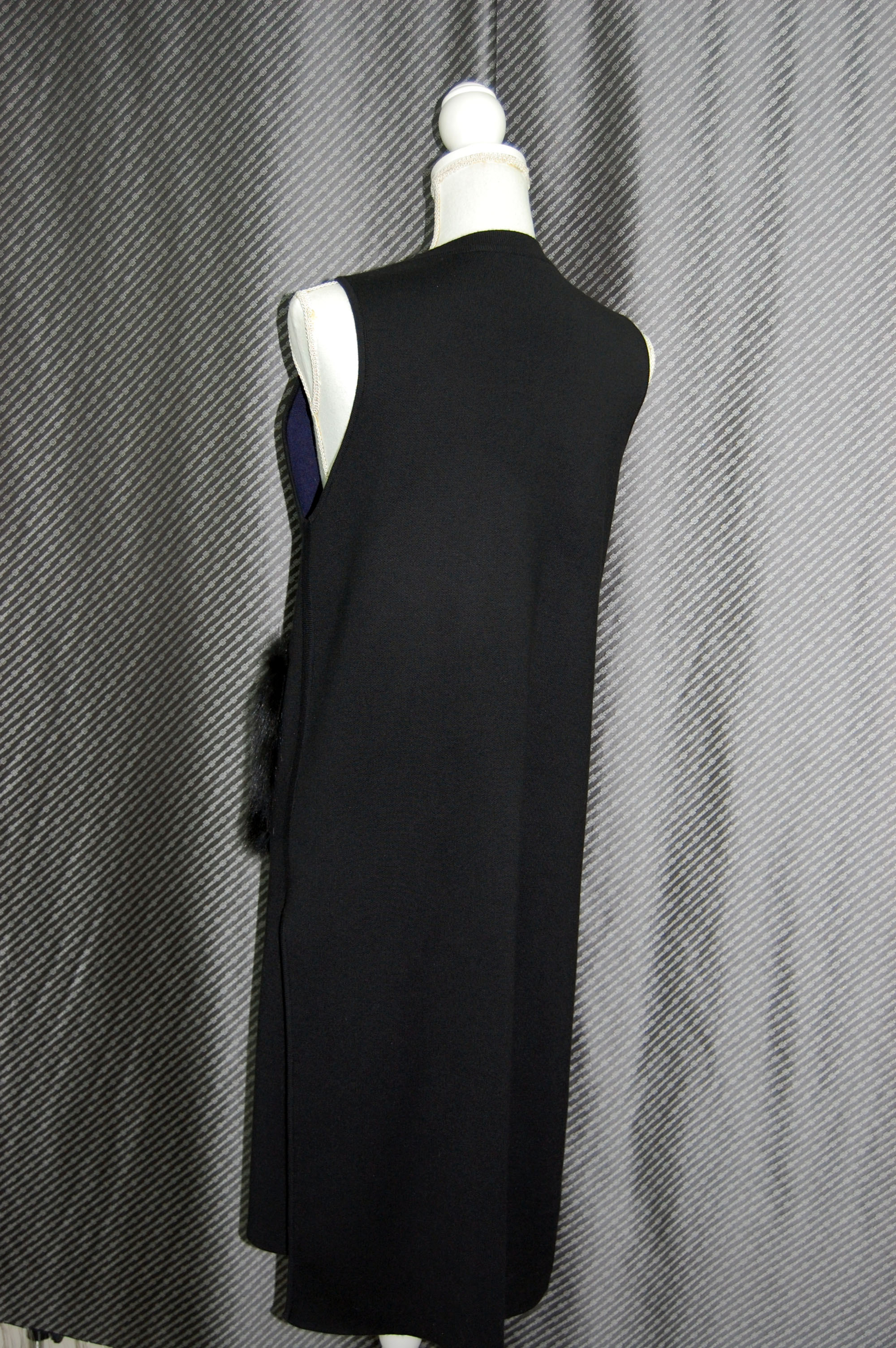 ウール混ニット　Vネックロングジレ　Foxポケット付の画像