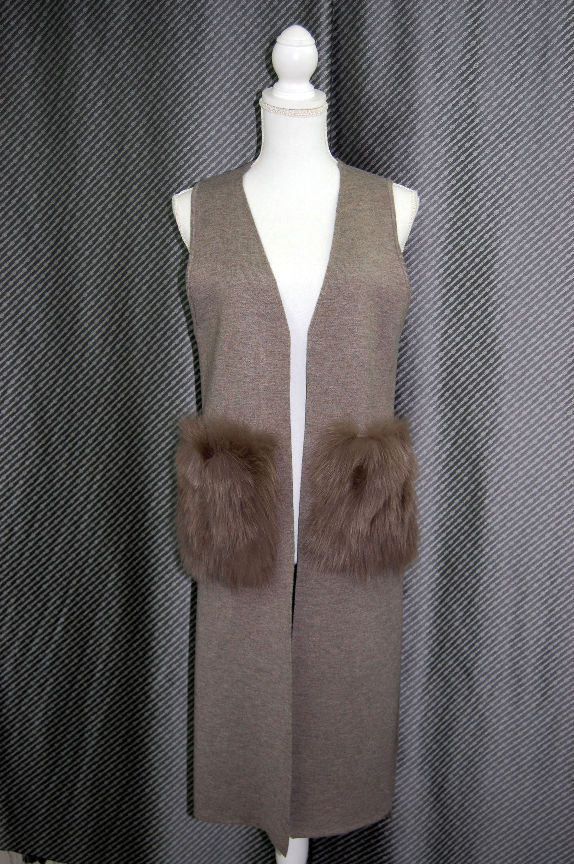 ウール混ニット　Vネックロングジレ　Foxポケット付の画像