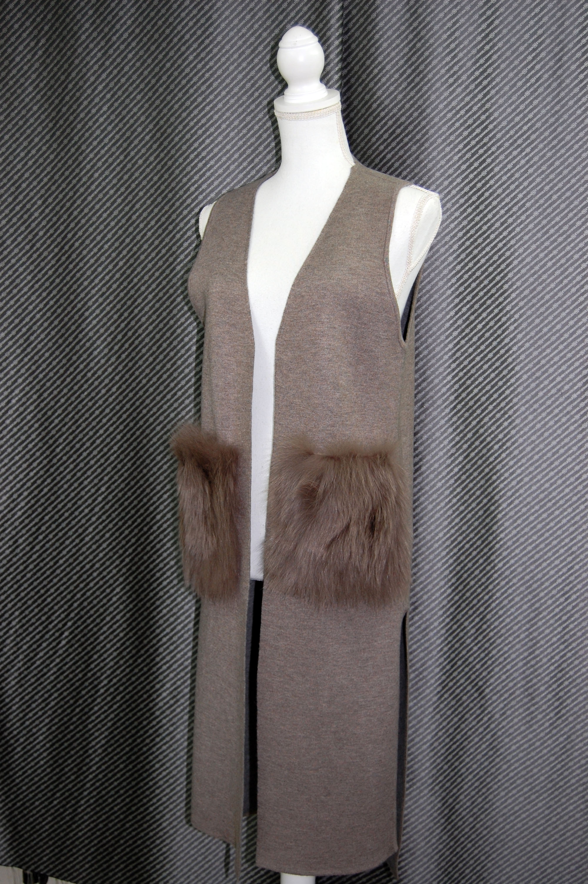 ウール混ニット　Vネックロングジレ　Foxポケット付の画像