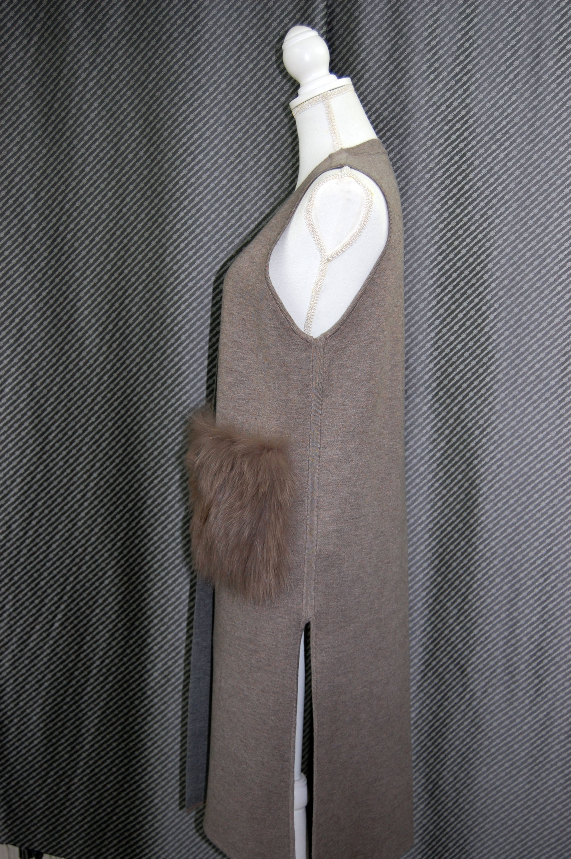 ウール混ニット　Vネックロングジレ　Foxポケット付の画像