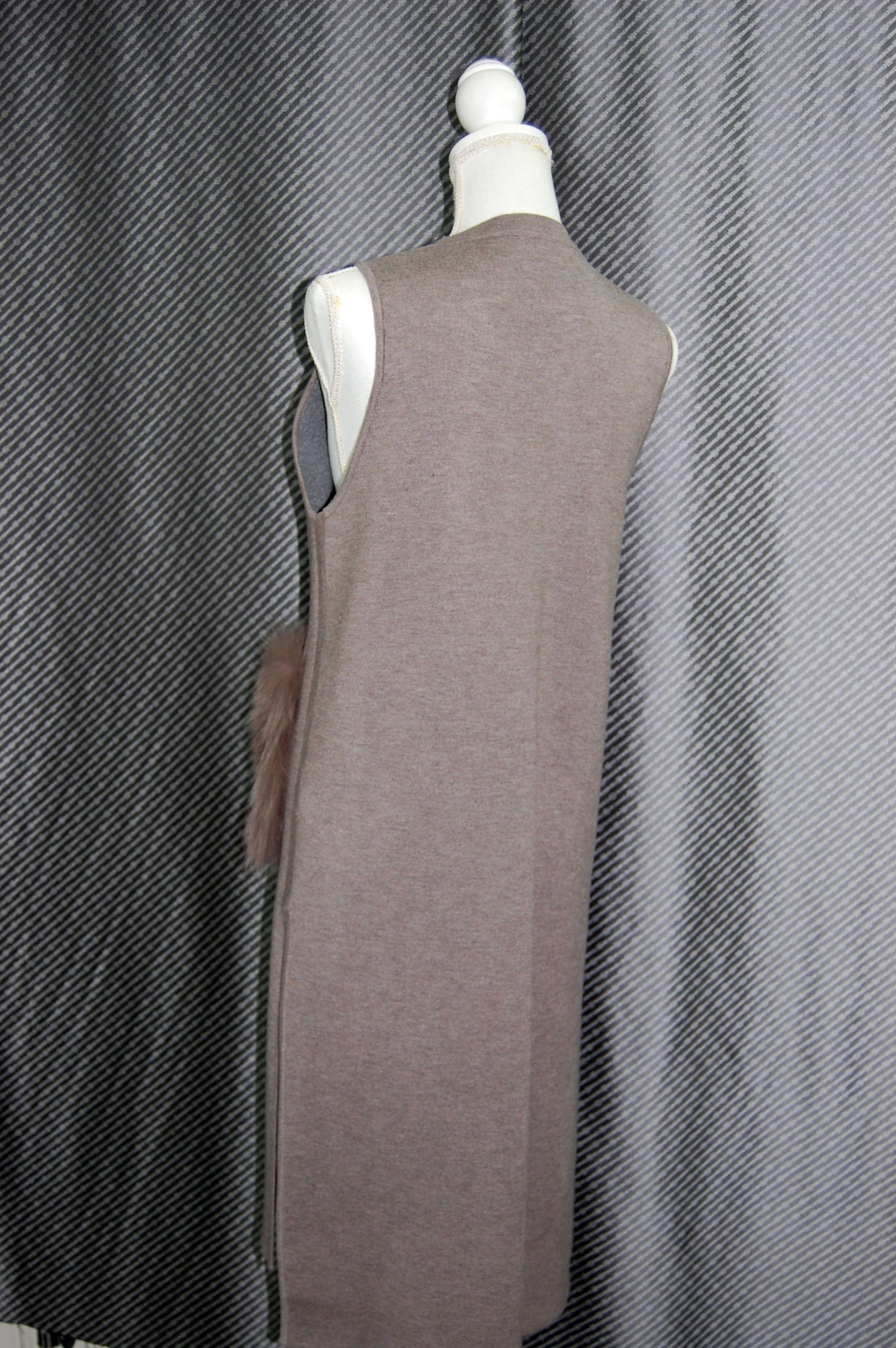 ウール混ニット　Vネックロングジレ　Foxポケット付の画像