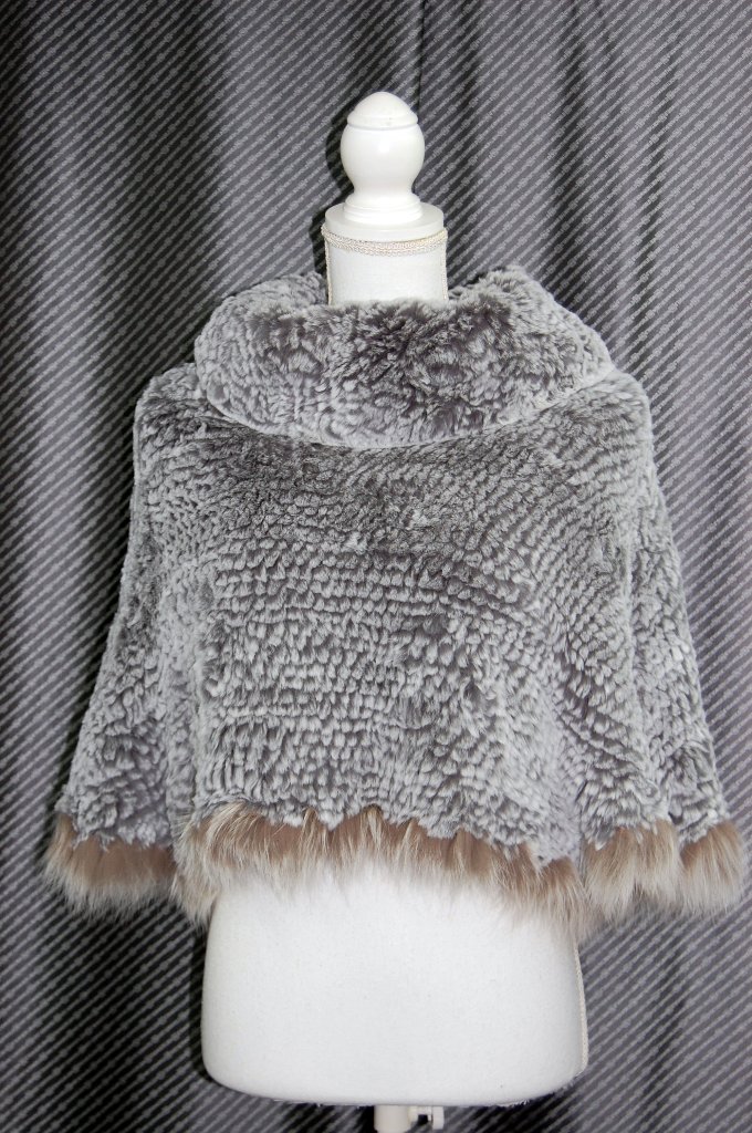 レッキス　ヤーンポンチョ　Foxトリムの画像