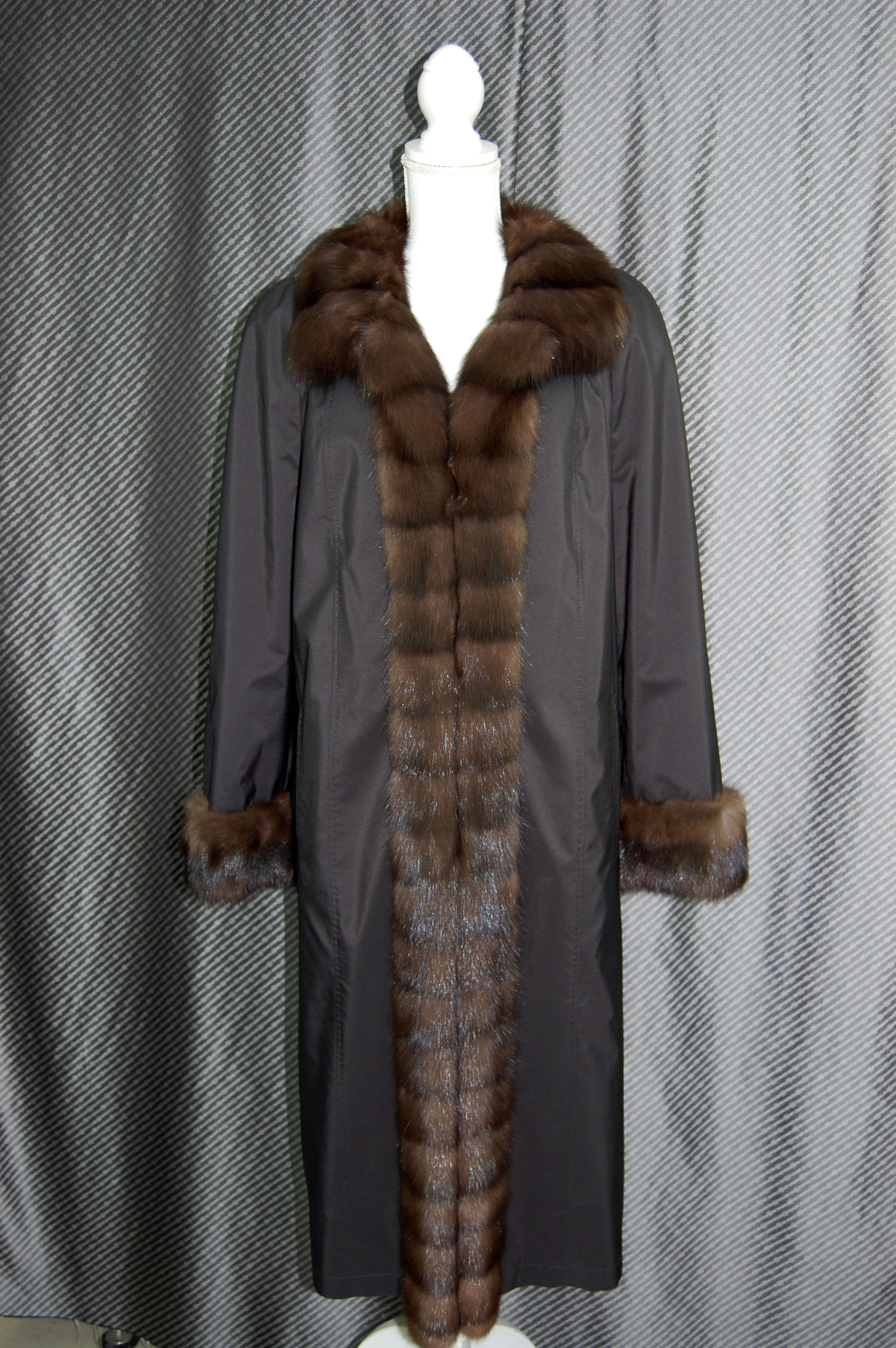 シルク＆プラックトウィーゼル　リバーシブルロングコート　ロシアンセーブルトリムの画像