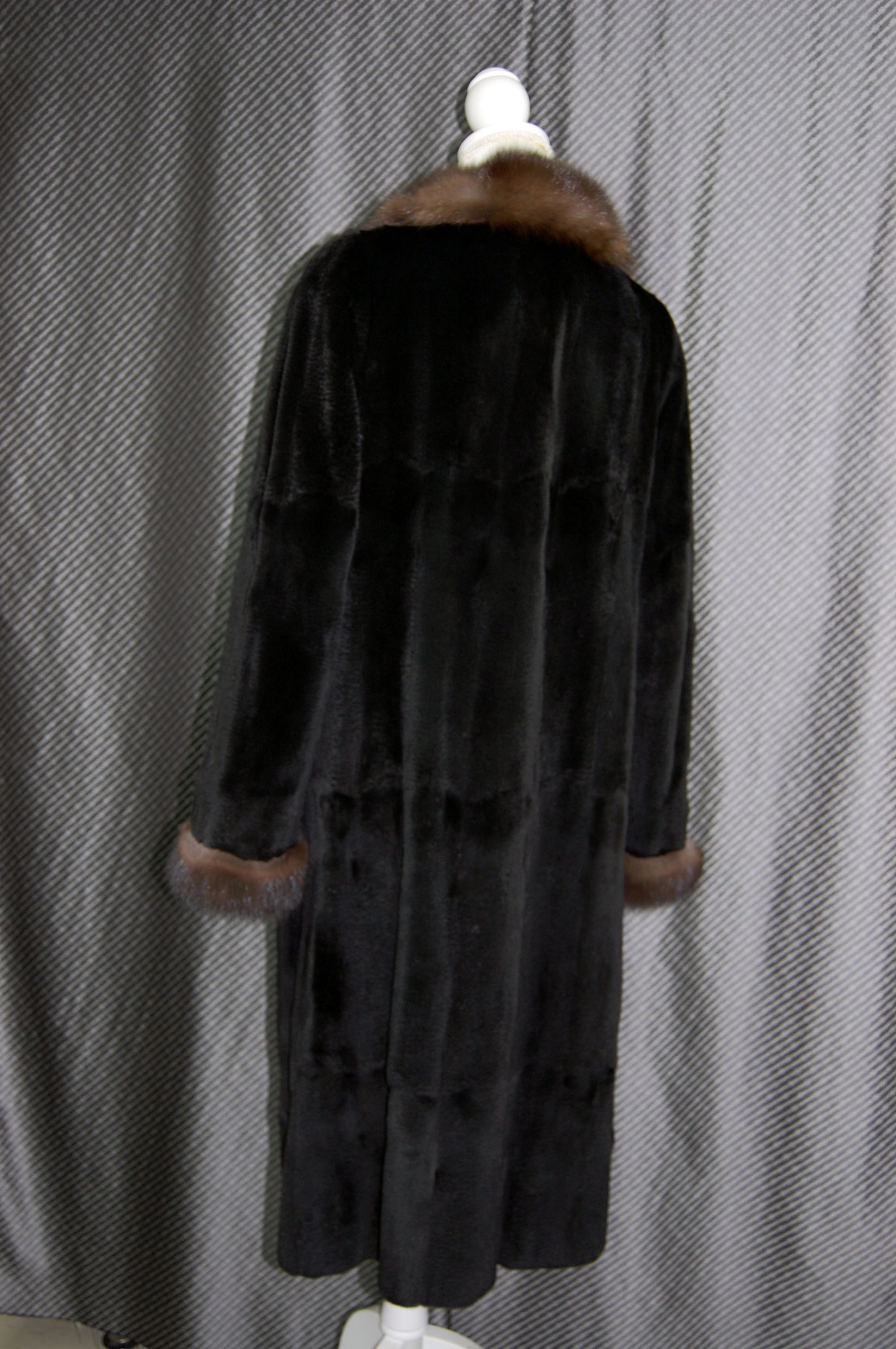 シルク＆プラックトウィーゼル　リバーシブルロングコート　ロシアンセーブルトリムの画像