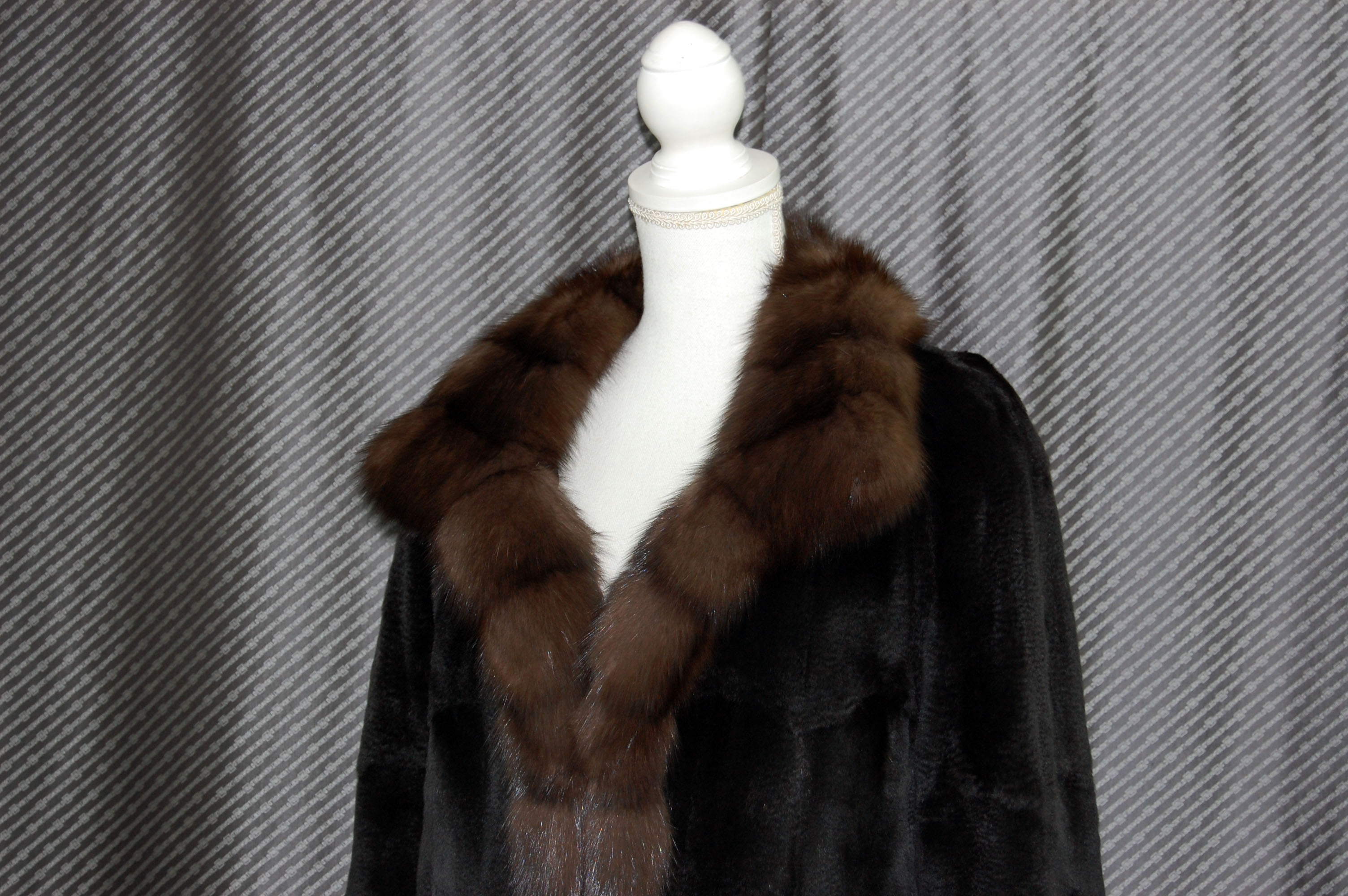 シルク＆プラックトウィーゼル　リバーシブルロングコート　ロシアンセーブルトリムの画像