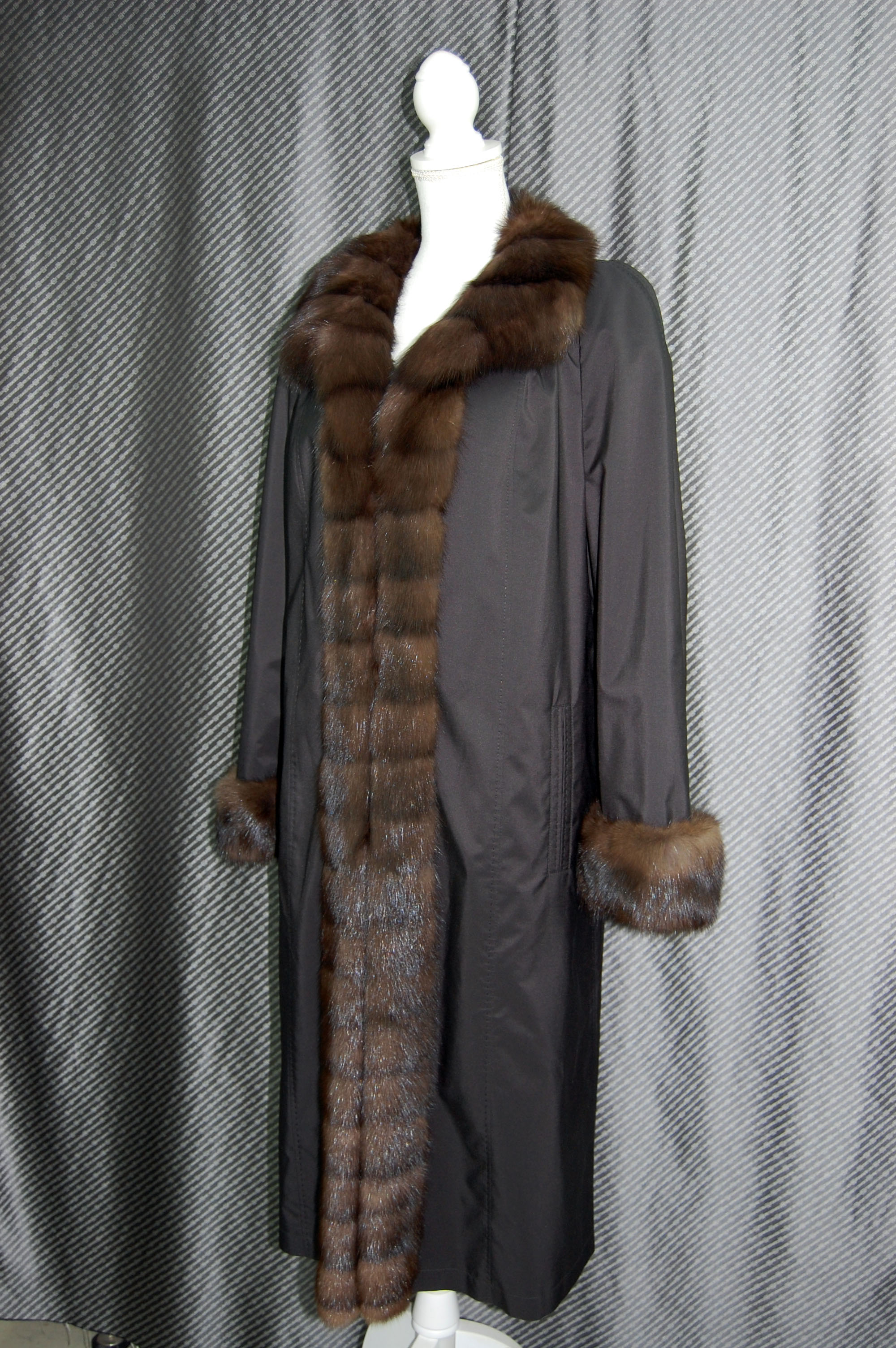 シルク＆プラックトウィーゼル　リバーシブルロングコート　ロシアンセーブルトリムの画像