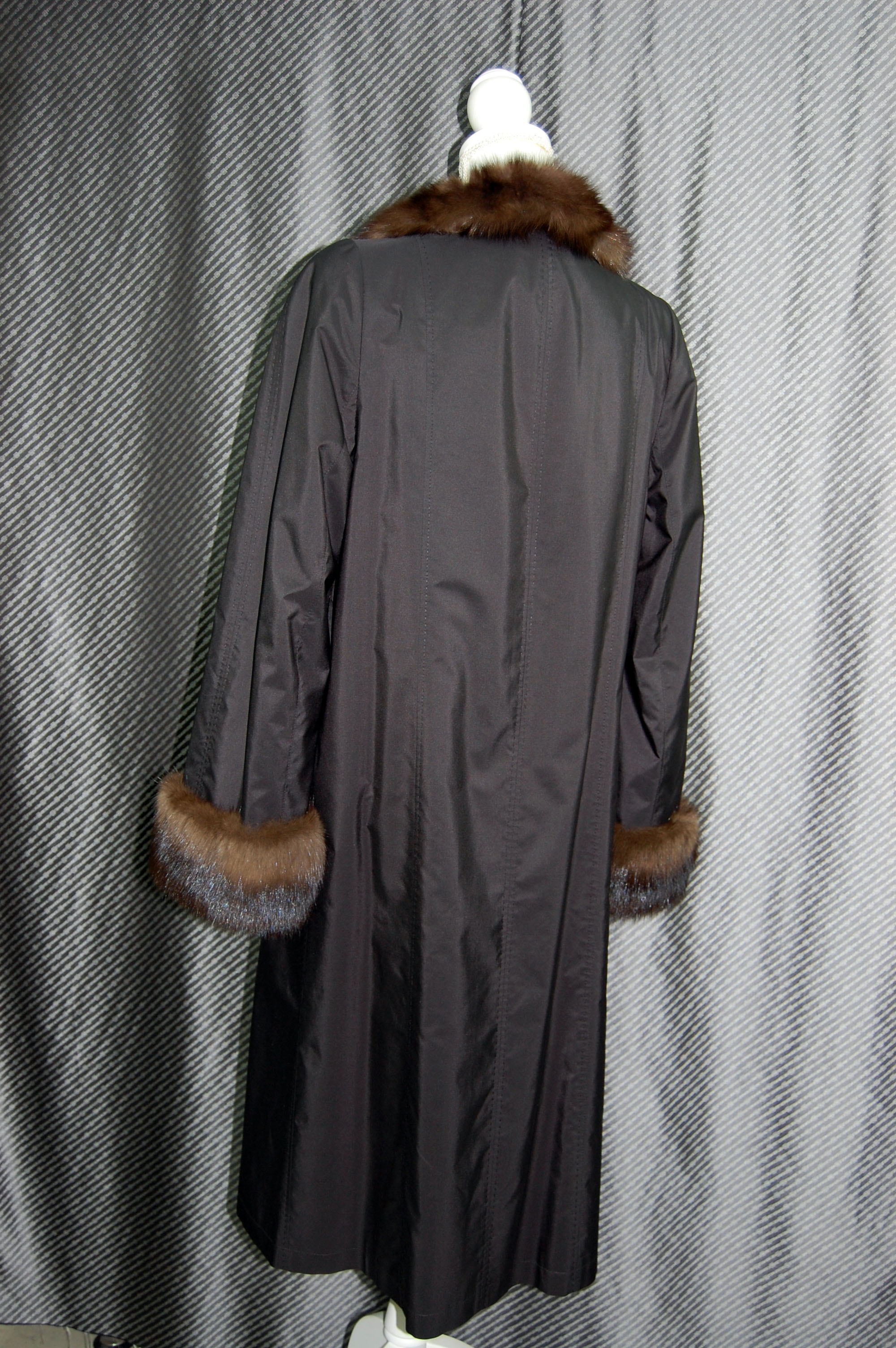 シルク＆プラックトウィーゼル　リバーシブルロングコート　ロシアンセーブルトリムの画像