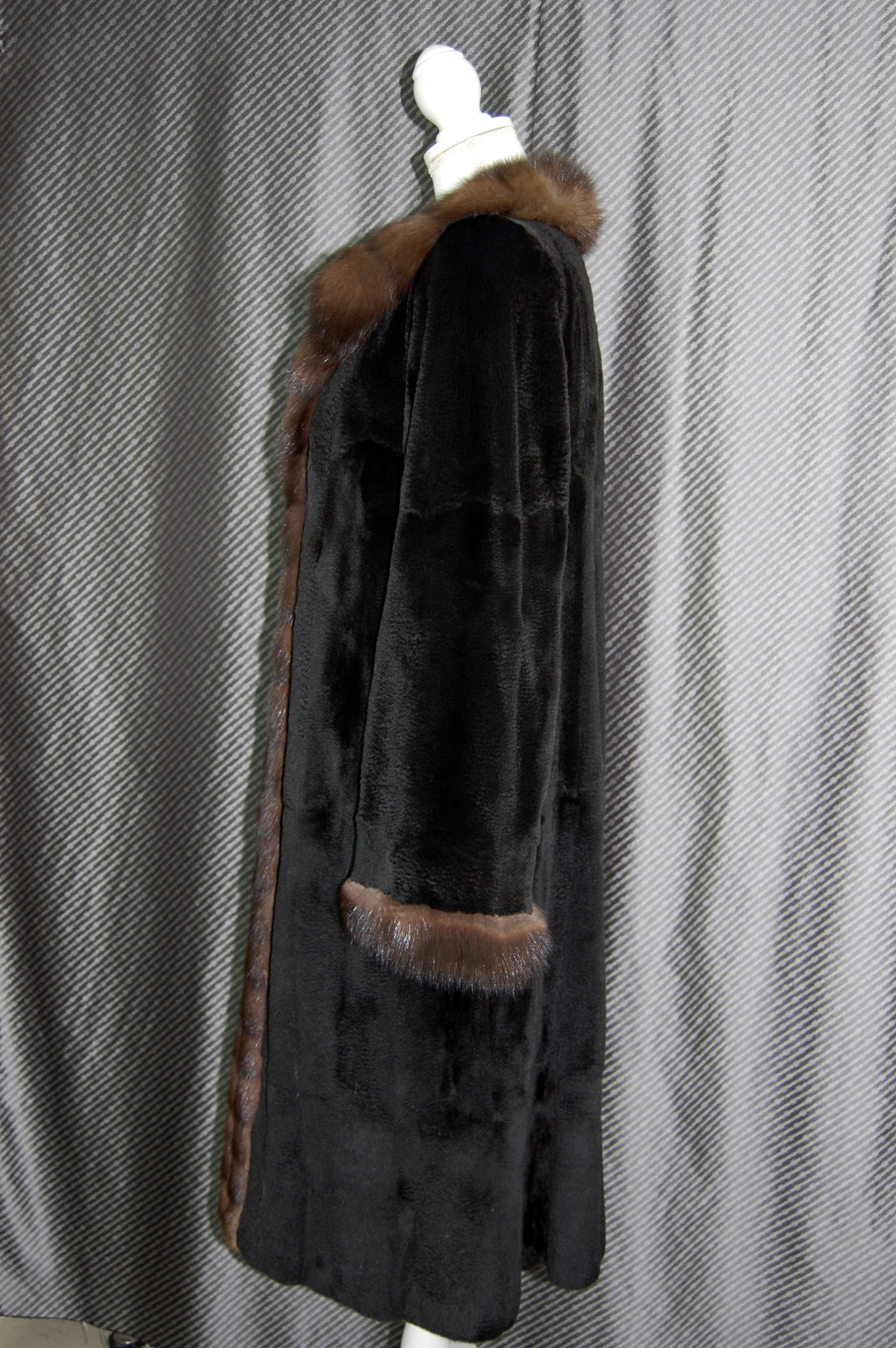 シルク＆プラックトウィーゼル　リバーシブルロングコート　ロシアンセーブルトリムの画像