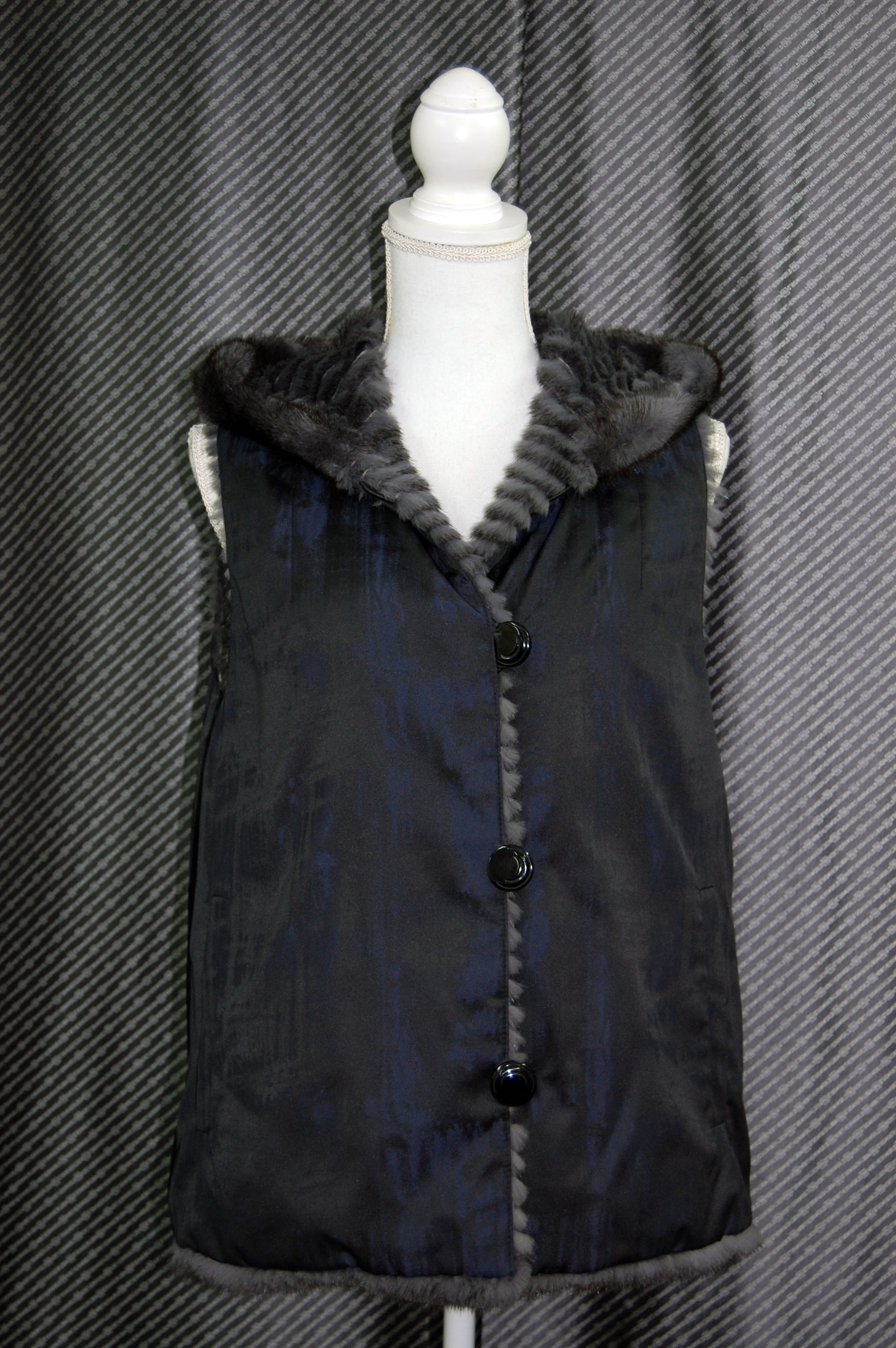 ミンクレイヤー　リバーシブルフーディーベストの画像