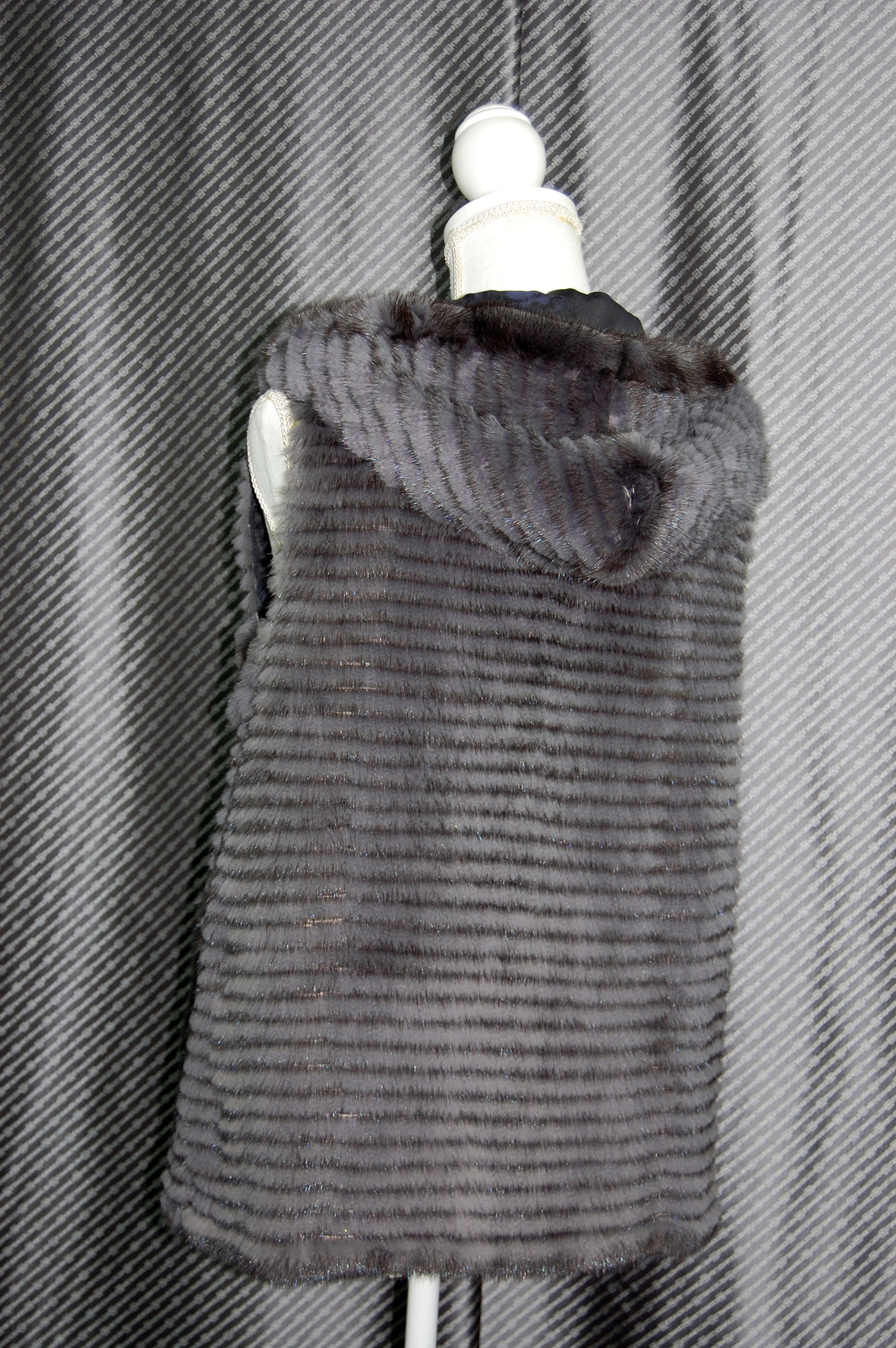 ミンクレイヤー　リバーシブルフーディーベストの画像