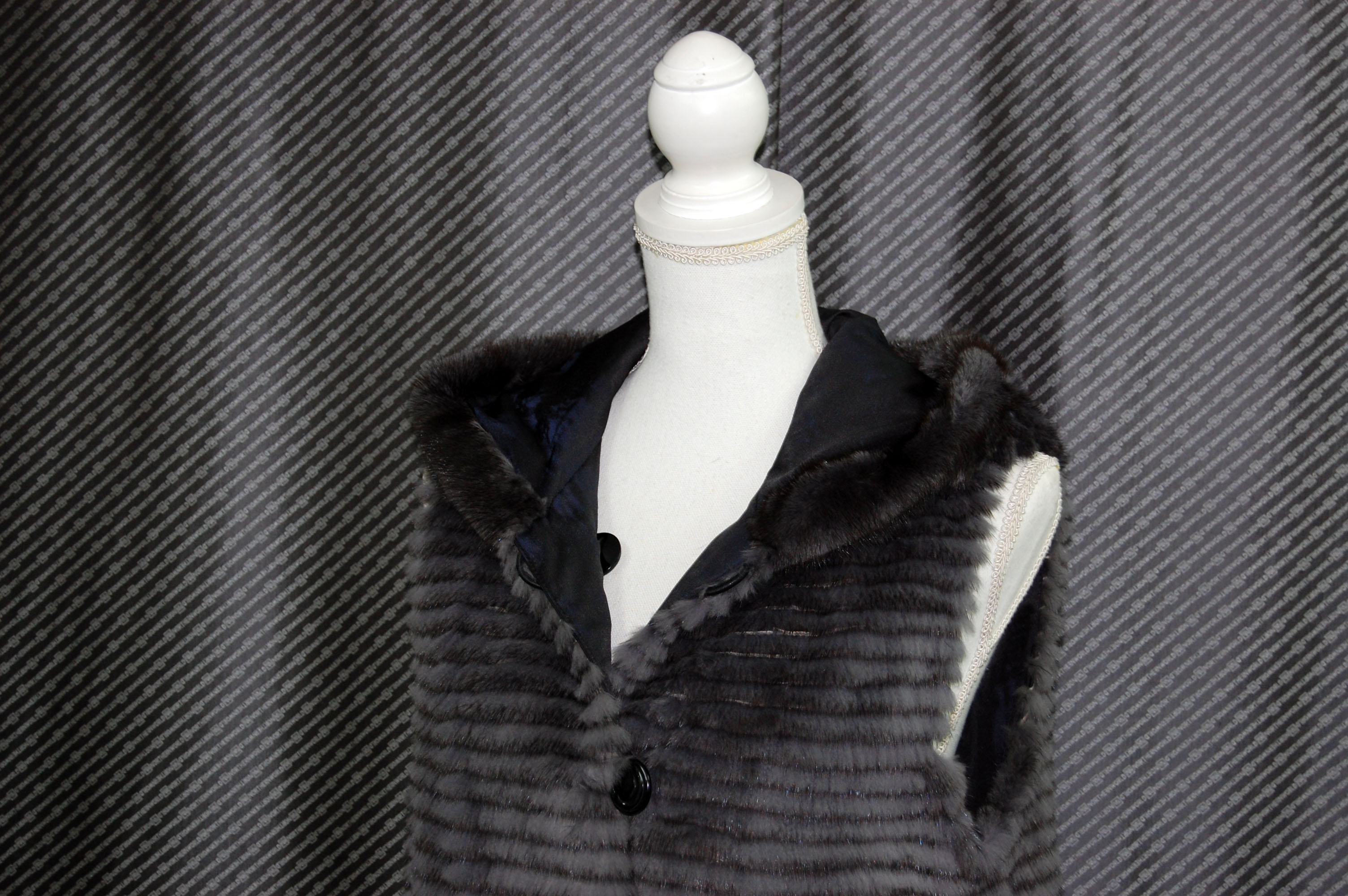 ミンクレイヤー　リバーシブルフーディーベストの画像