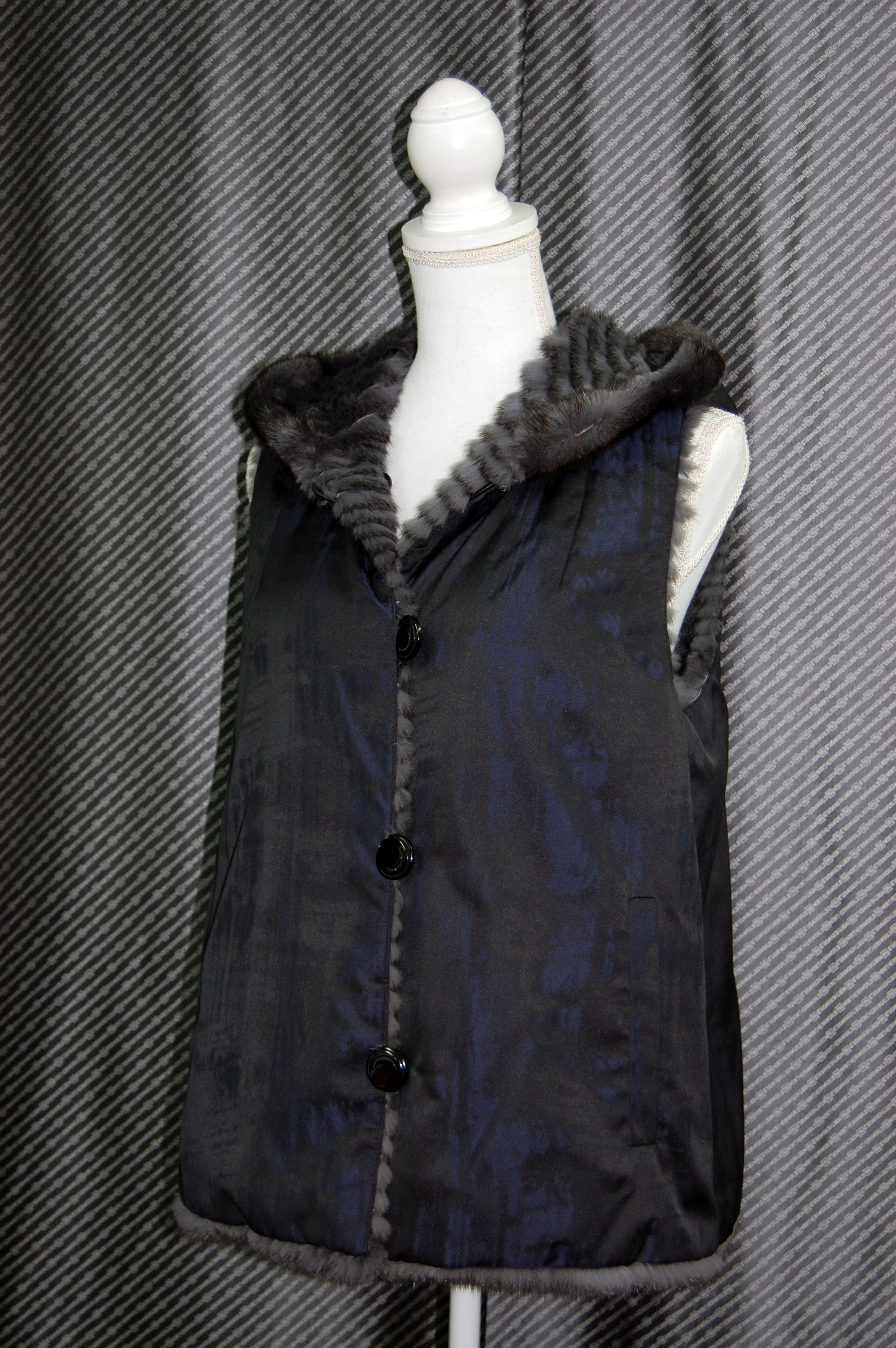 ミンクレイヤー　リバーシブルフーディーベストの画像