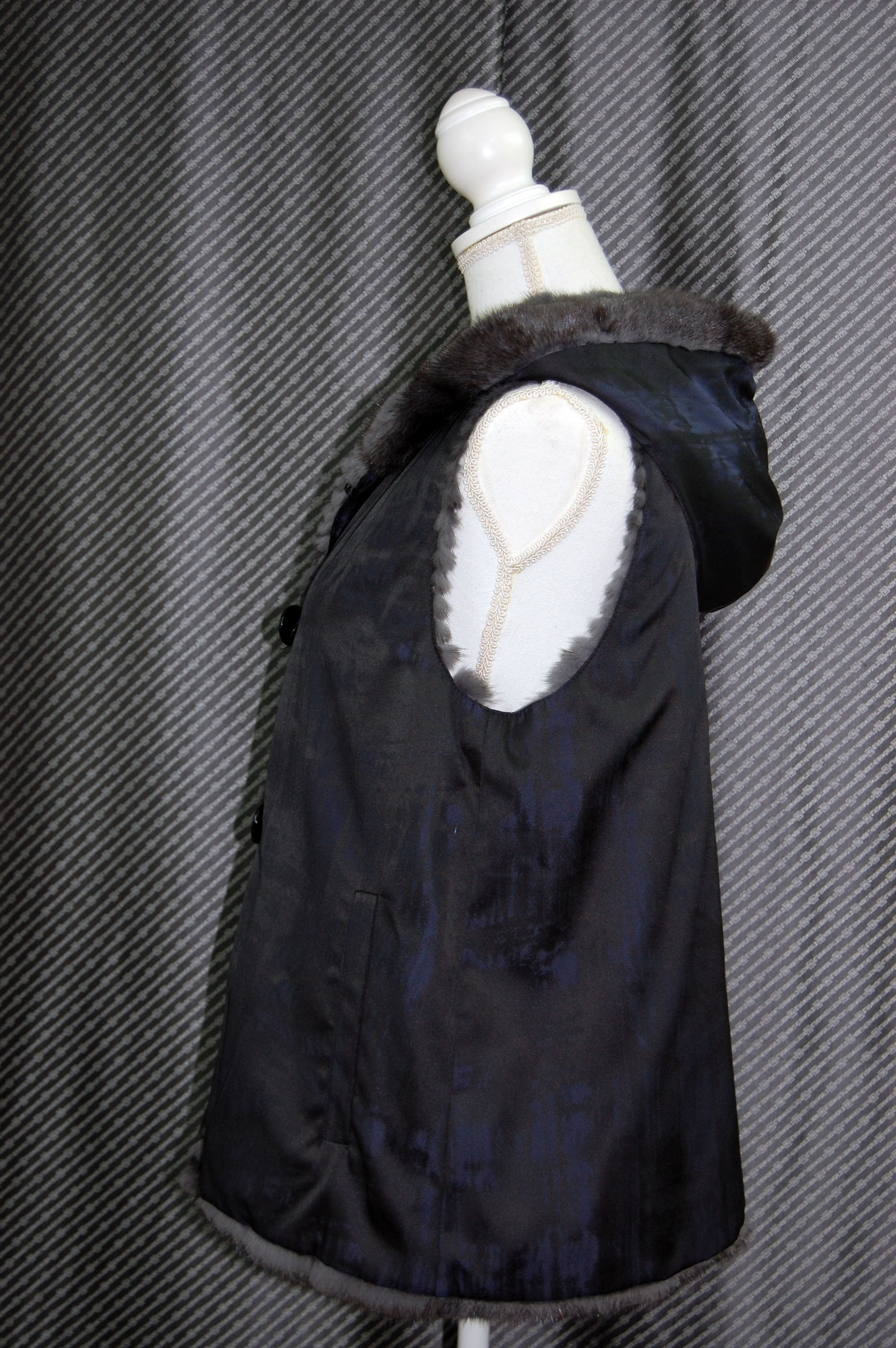 ミンクレイヤー　リバーシブルフーディーベストの画像