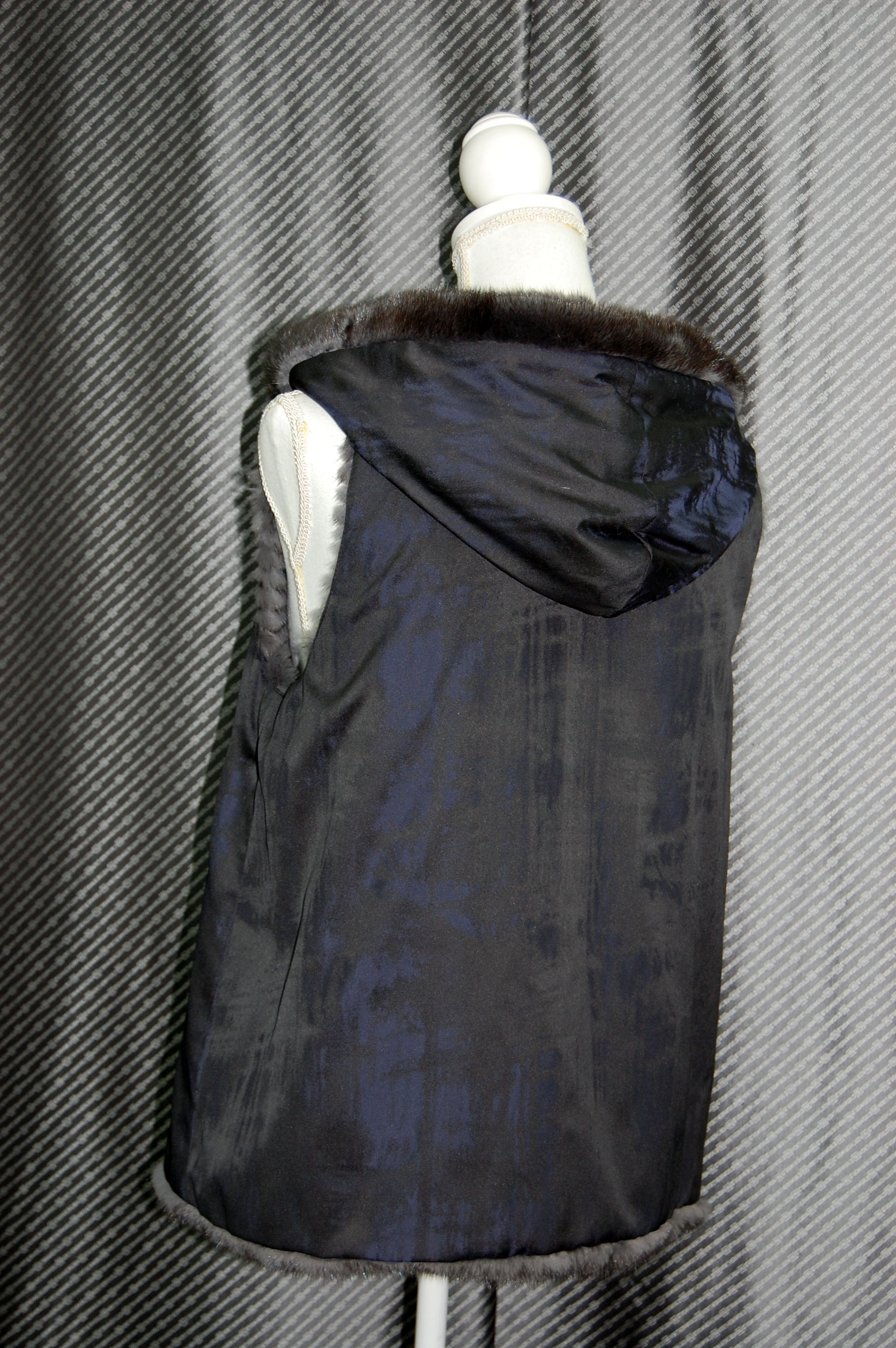 ミンクレイヤー　リバーシブルフーディーベストの画像