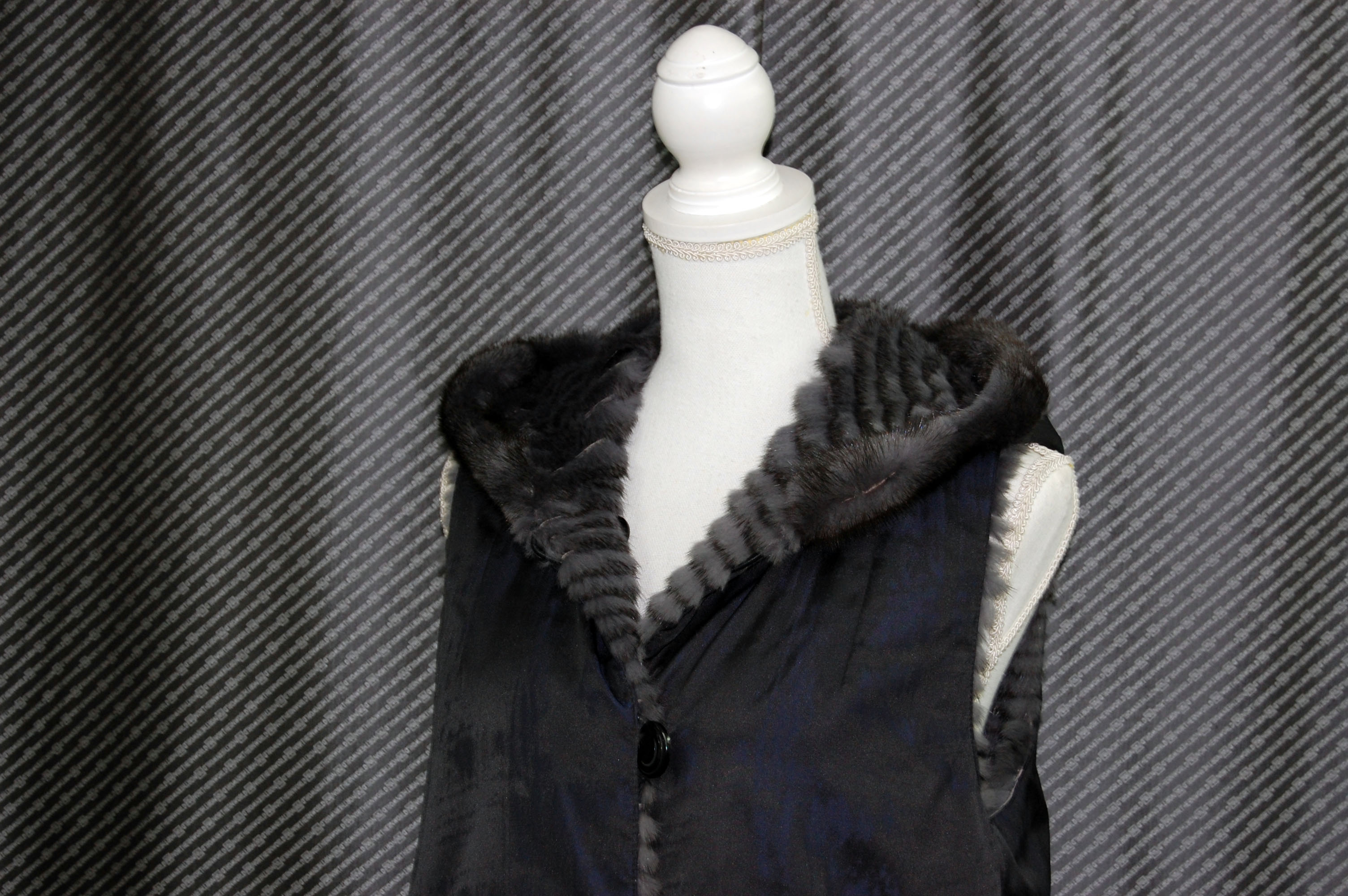 ミンクレイヤー　リバーシブルフーディーベストの画像