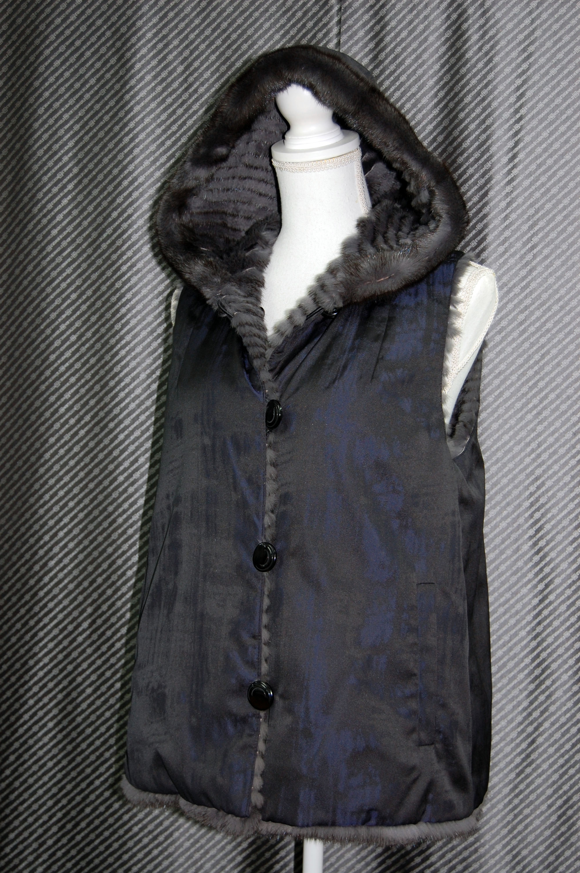 ミンクレイヤー　リバーシブルフーディーベストの画像