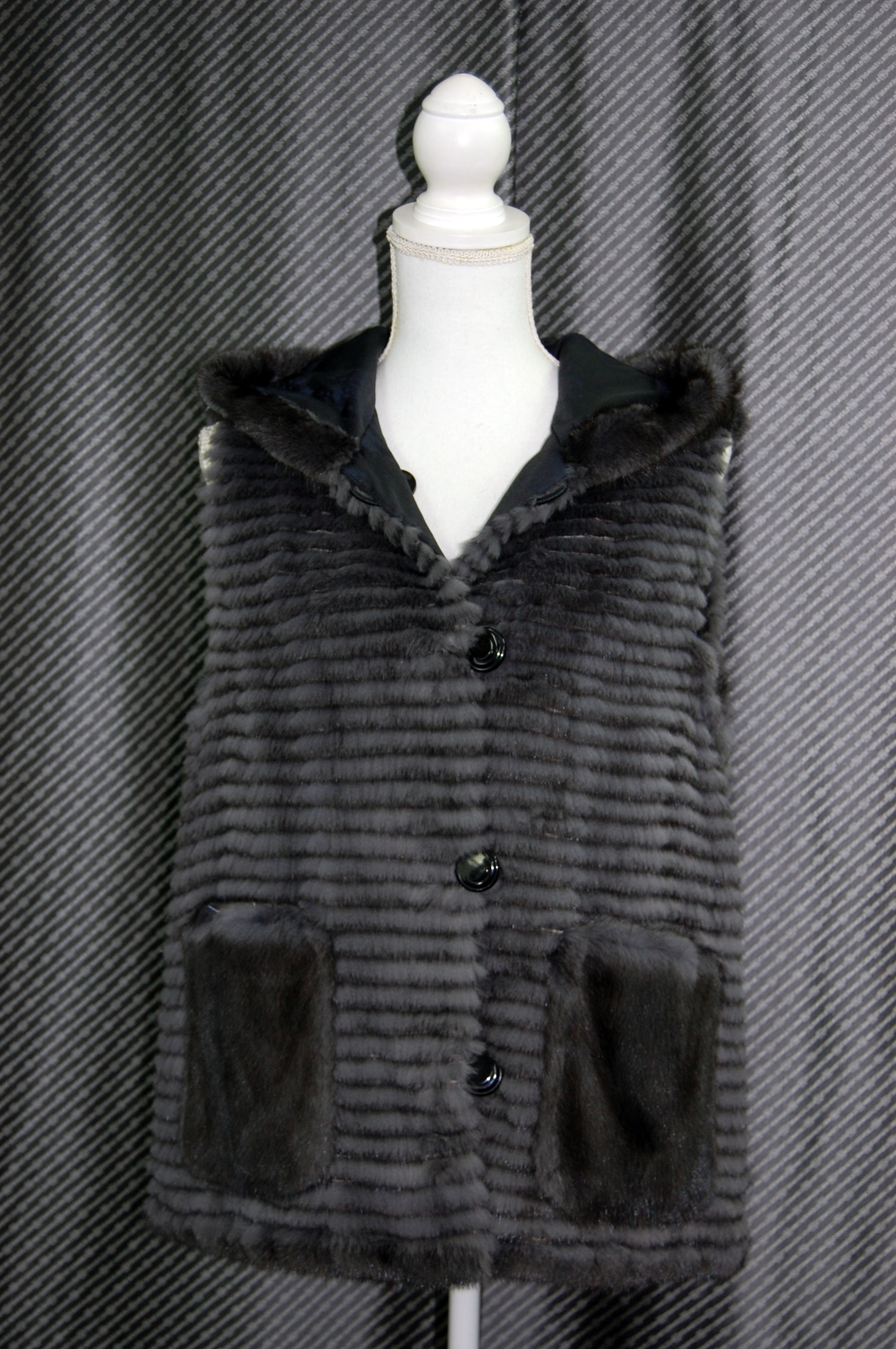 ミンクレイヤー　リバーシブルフーディーベストの画像