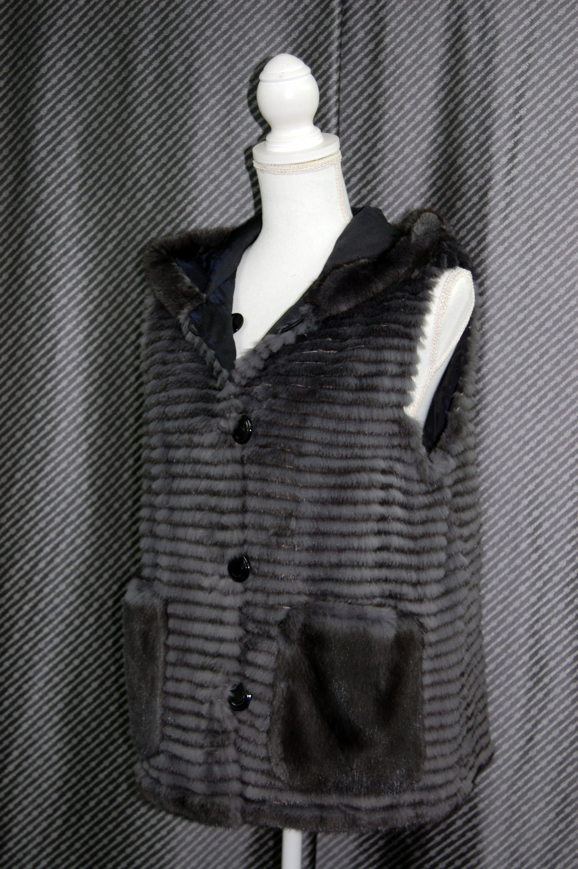 ミンクレイヤー　リバーシブルフーディーベストの画像