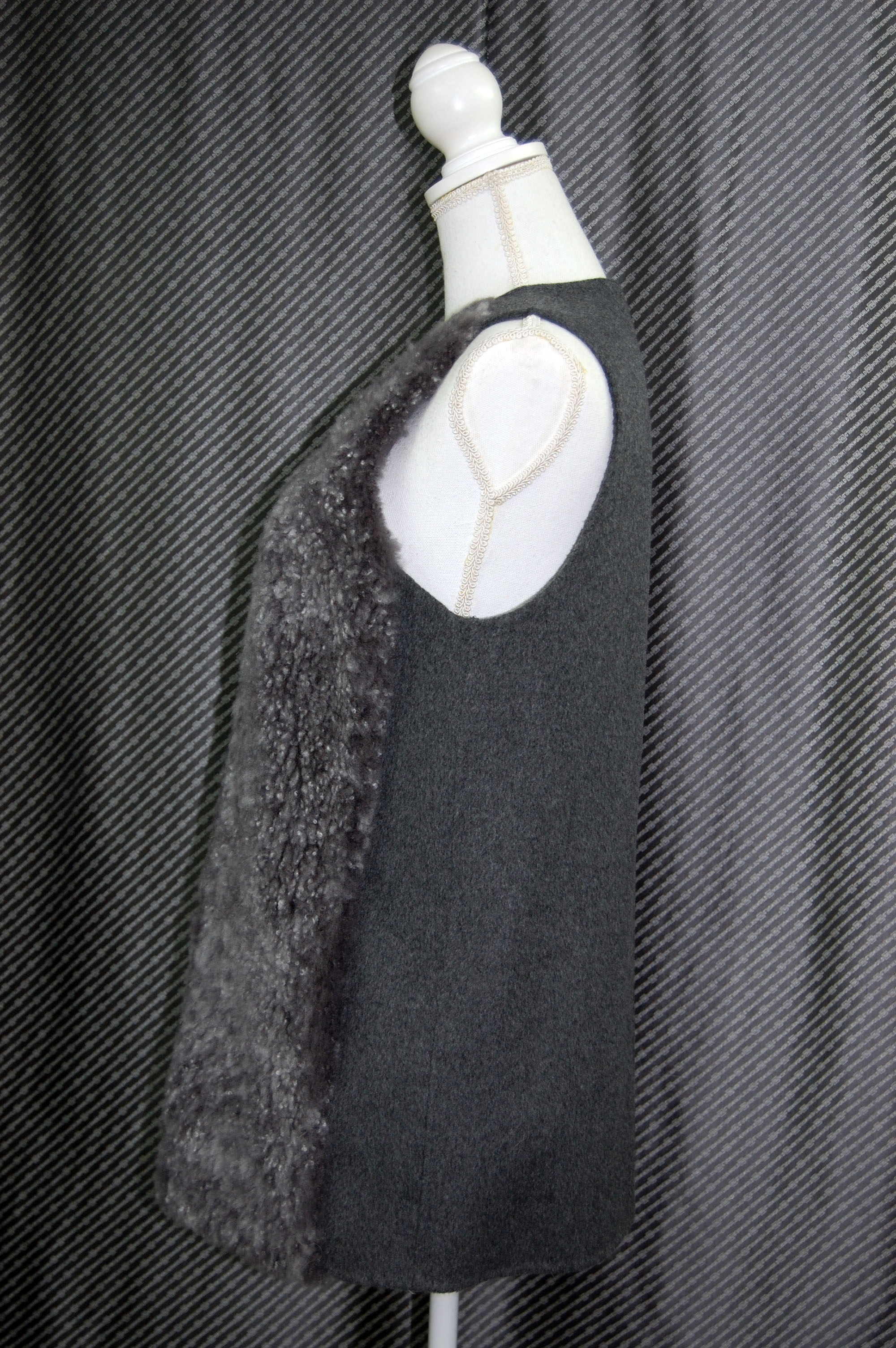 カシミヤゴート＆カシミヤ混ウール　切り替えベストの画像