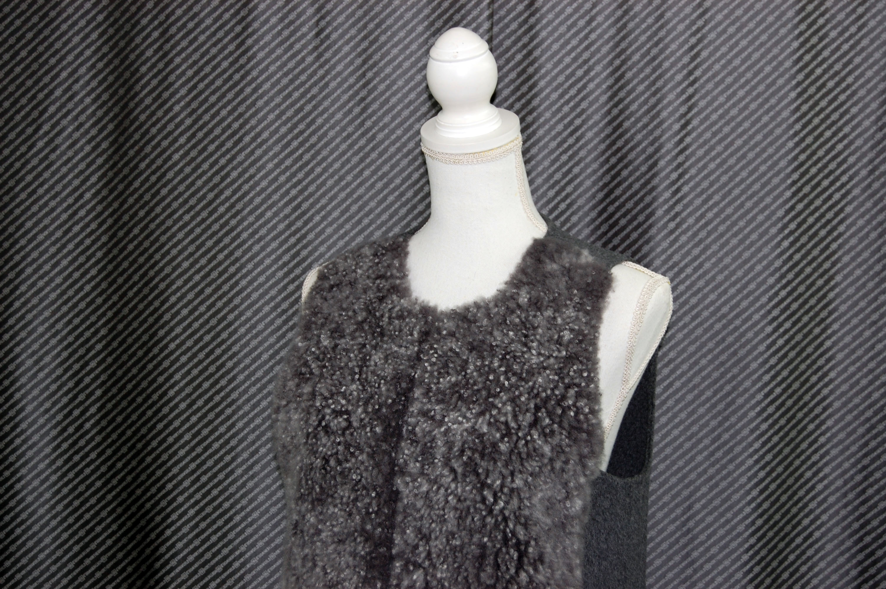 カシミヤゴート＆カシミヤ混ウール　切り替えベストの画像