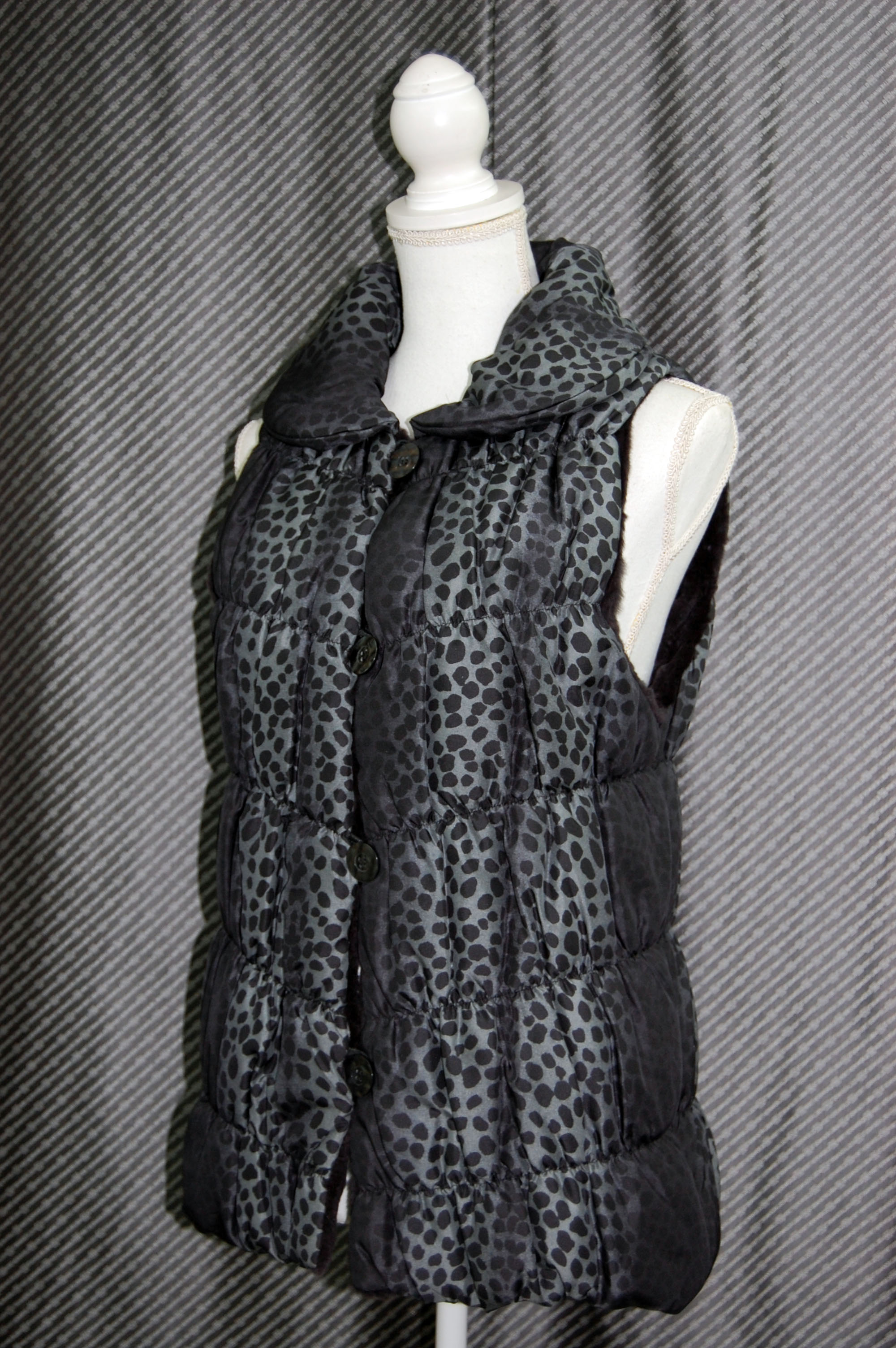 シェアードウィーゼル　リバーシブルシャーリングベストの画像