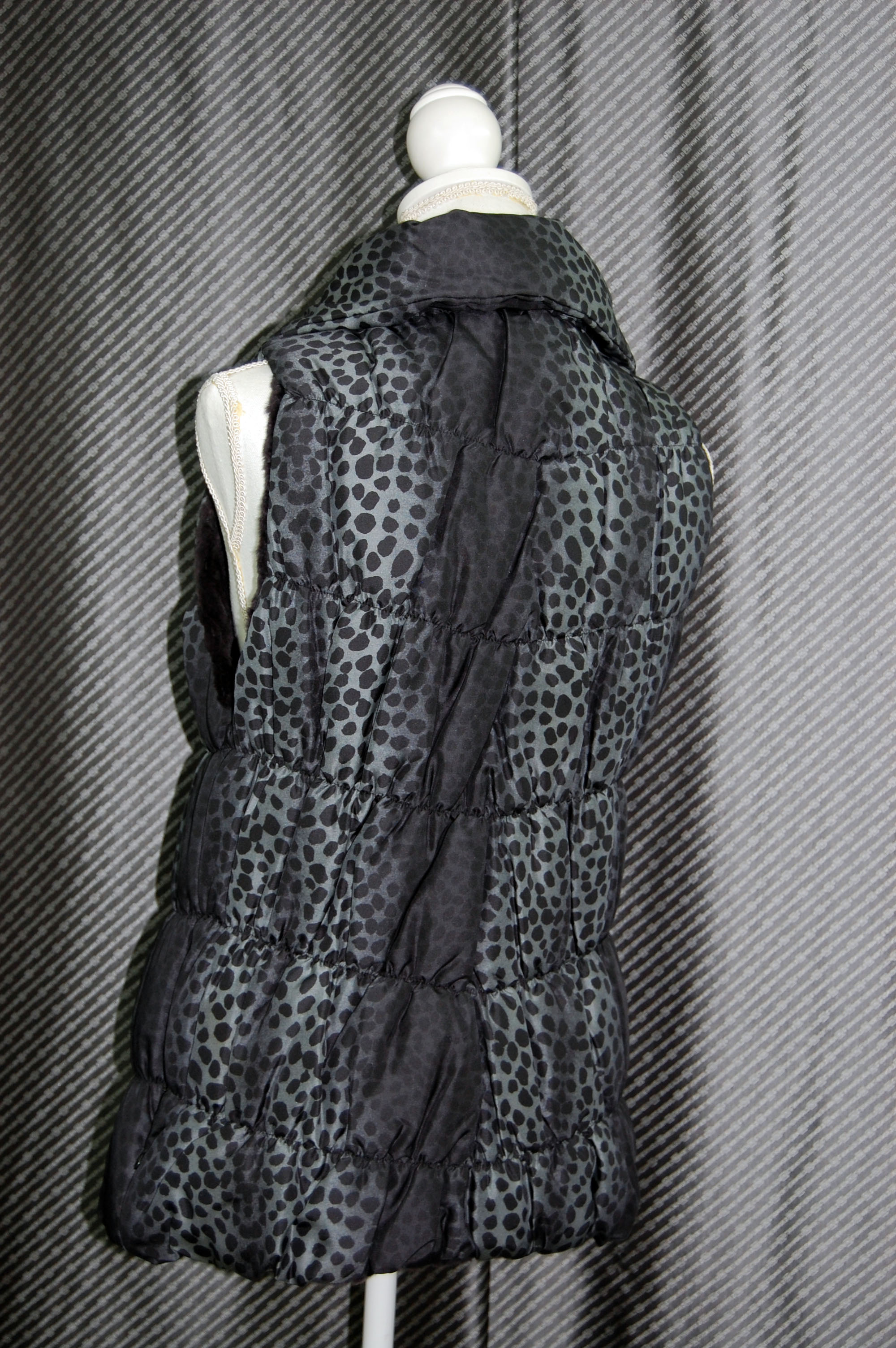 シェアードウィーゼル　リバーシブルシャーリングベストの画像