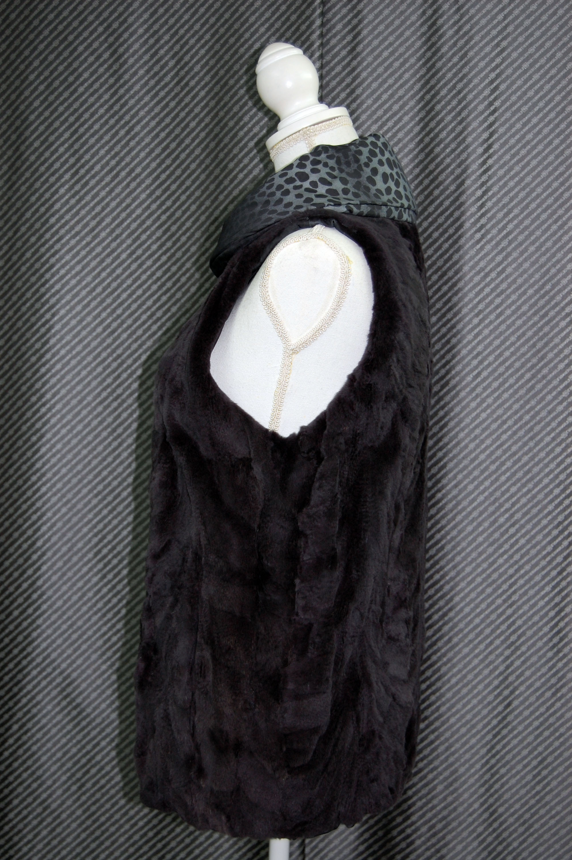 シェアードウィーゼル　リバーシブルシャーリングベストの画像