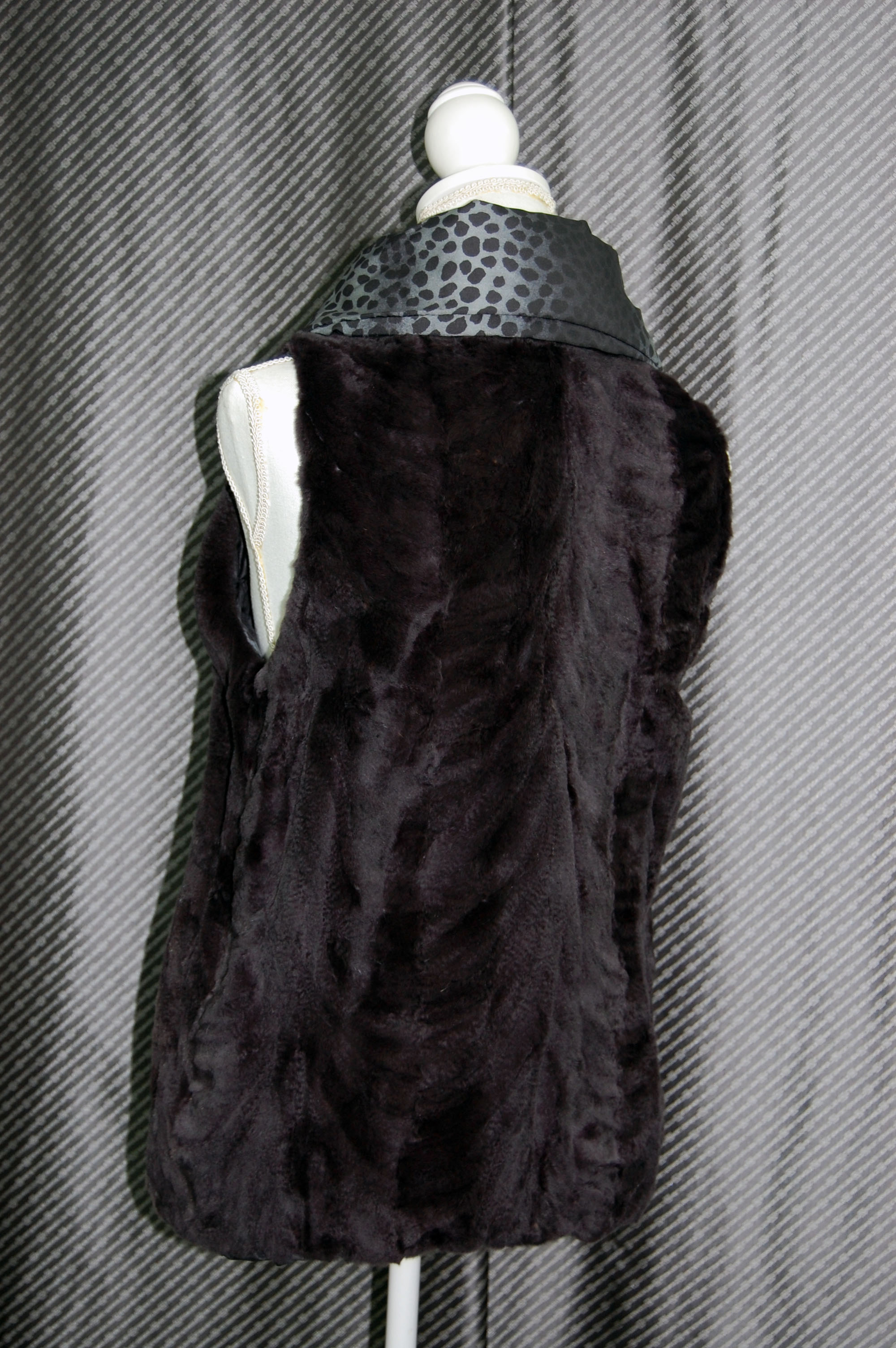 シェアードウィーゼル　リバーシブルシャーリングベストの画像