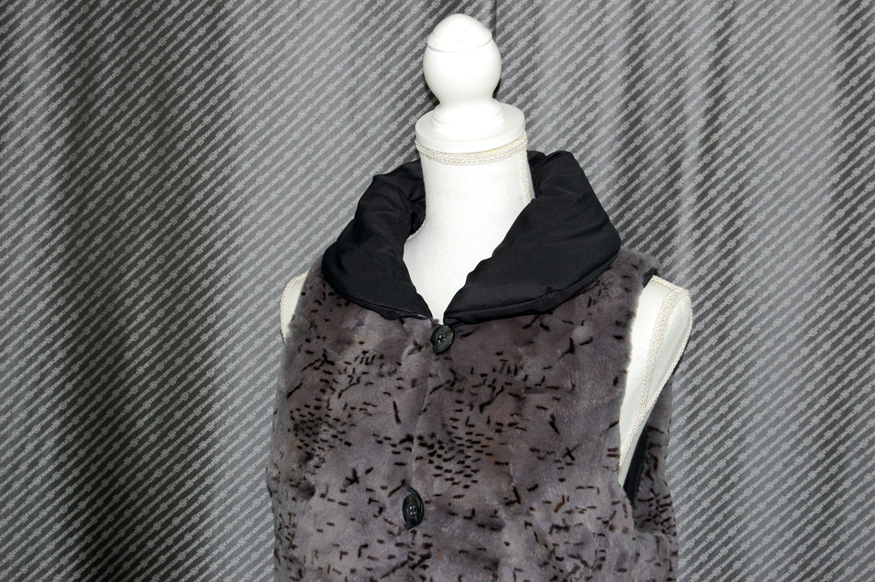 シェアードウィーゼル　リバーシブルシャーリングベストの画像