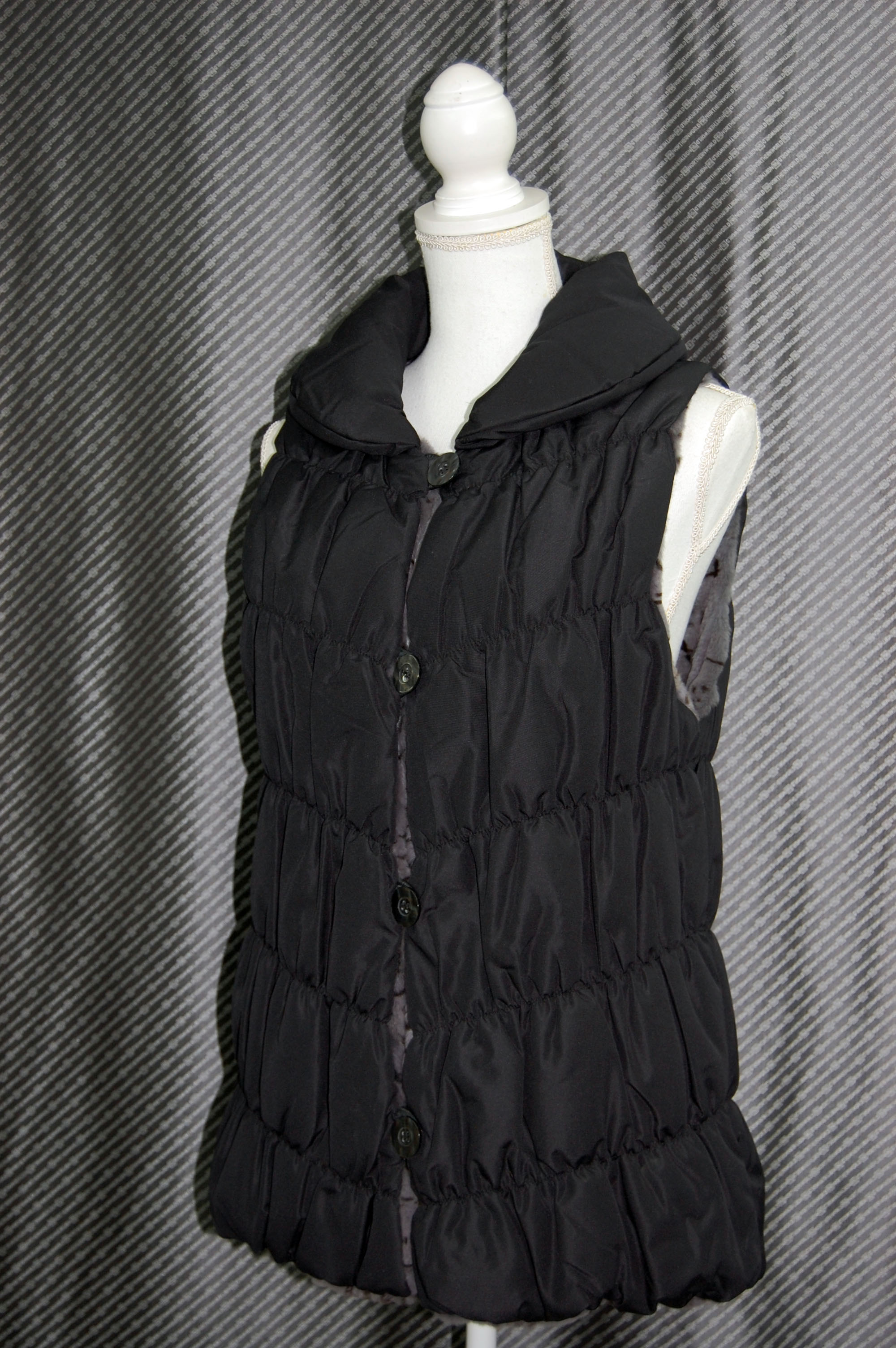 シェアードウィーゼル　リバーシブルシャーリングベストの画像