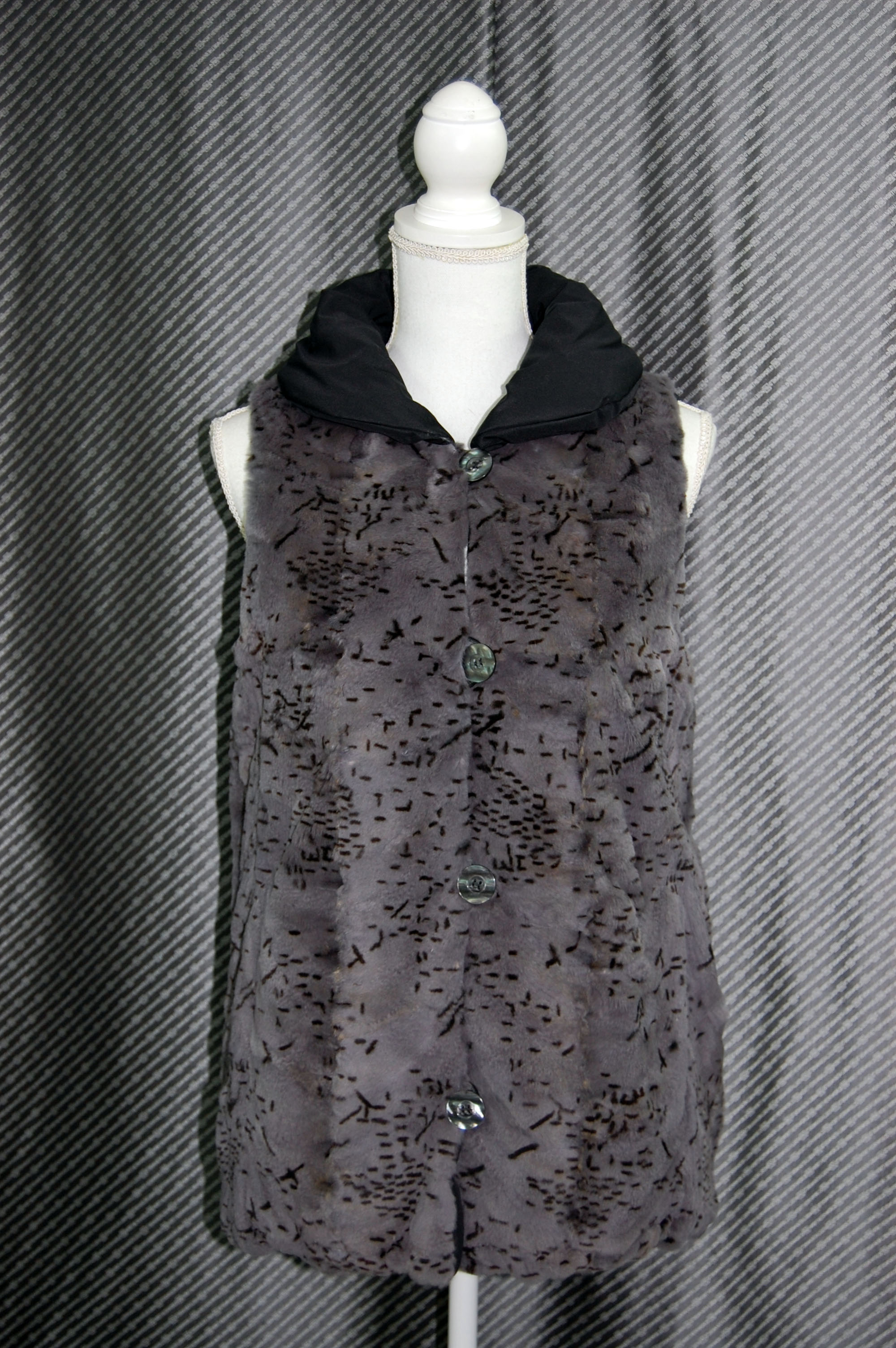 シェアードウィーゼル　リバーシブルシャーリングベストの画像