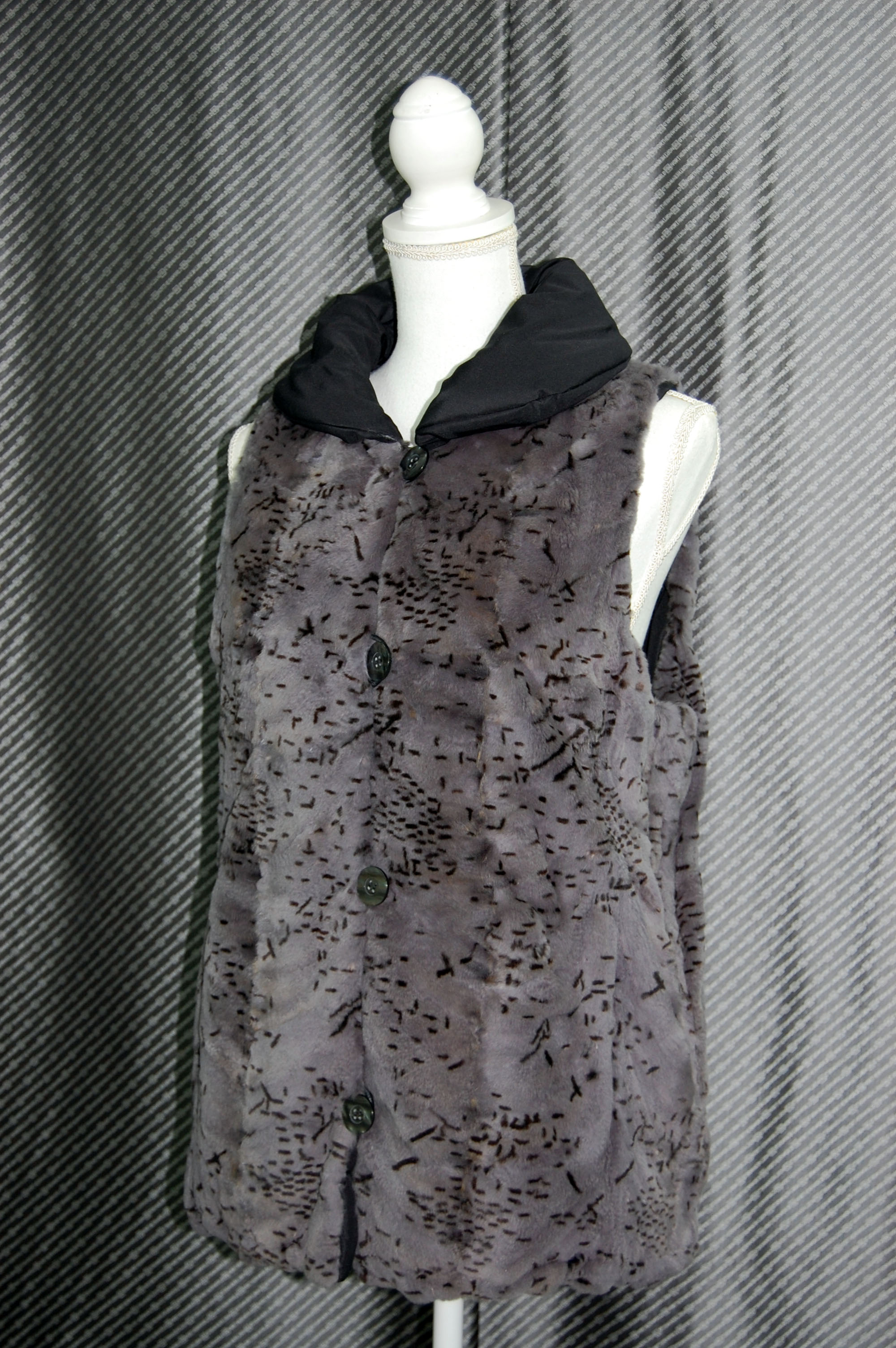 シェアードウィーゼル　リバーシブルシャーリングベストの画像