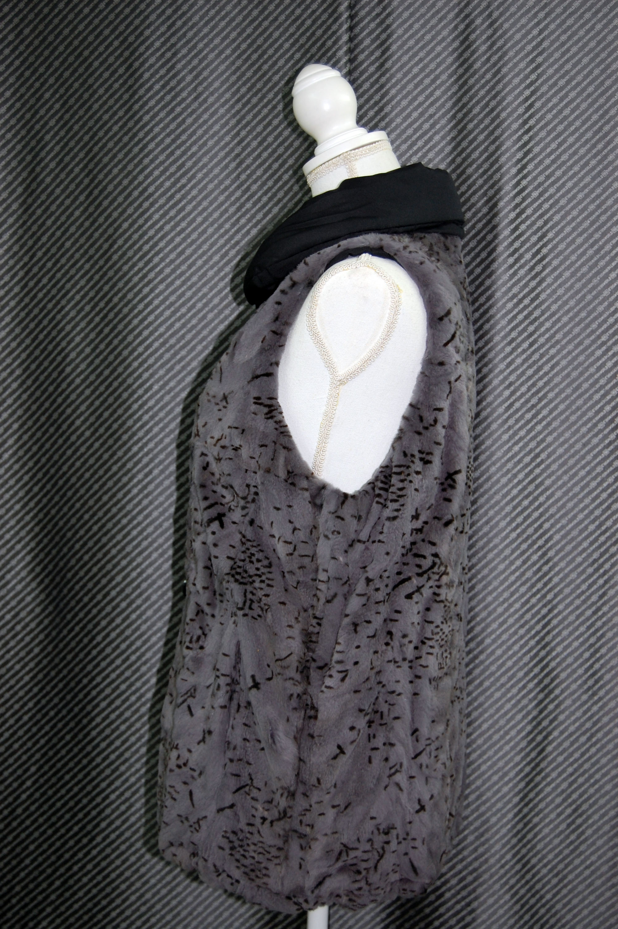 シェアードウィーゼル　リバーシブルシャーリングベストの画像