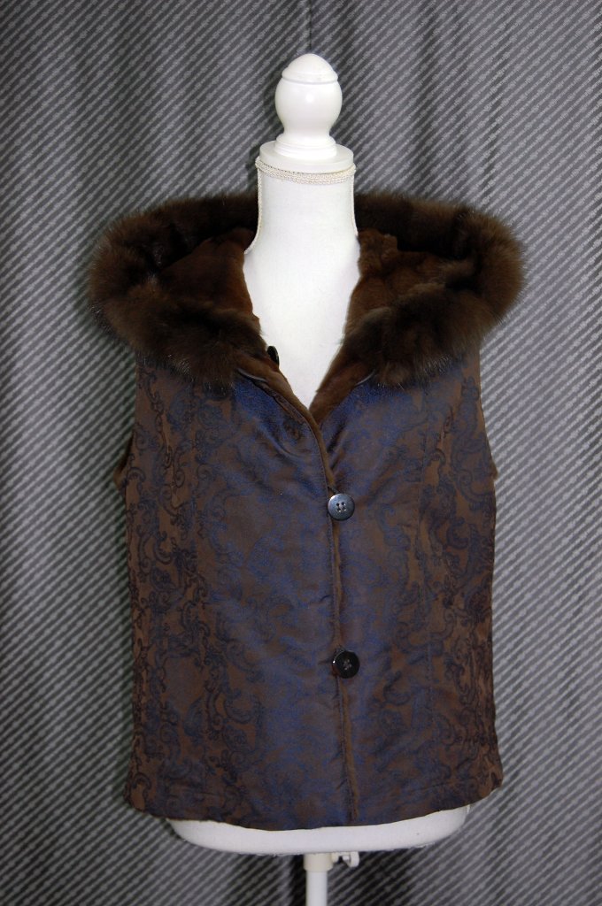 プラックトウィーゼル＆シルク刺しゅう　リバーシブルベスト　ロシアンセーブルトリムの画像