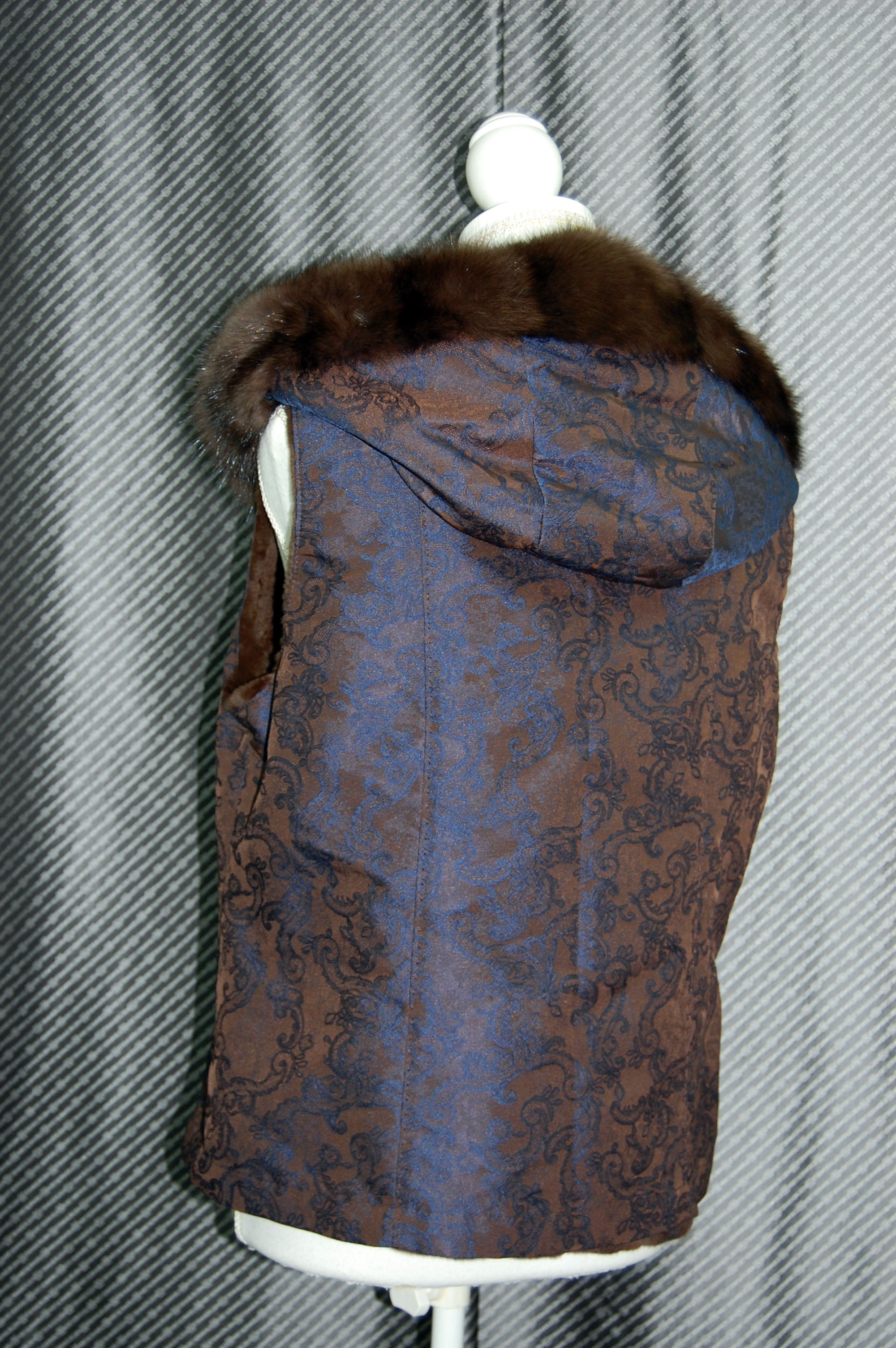 プラックトウィーゼル＆シルク刺しゅう リバーシブルベスト