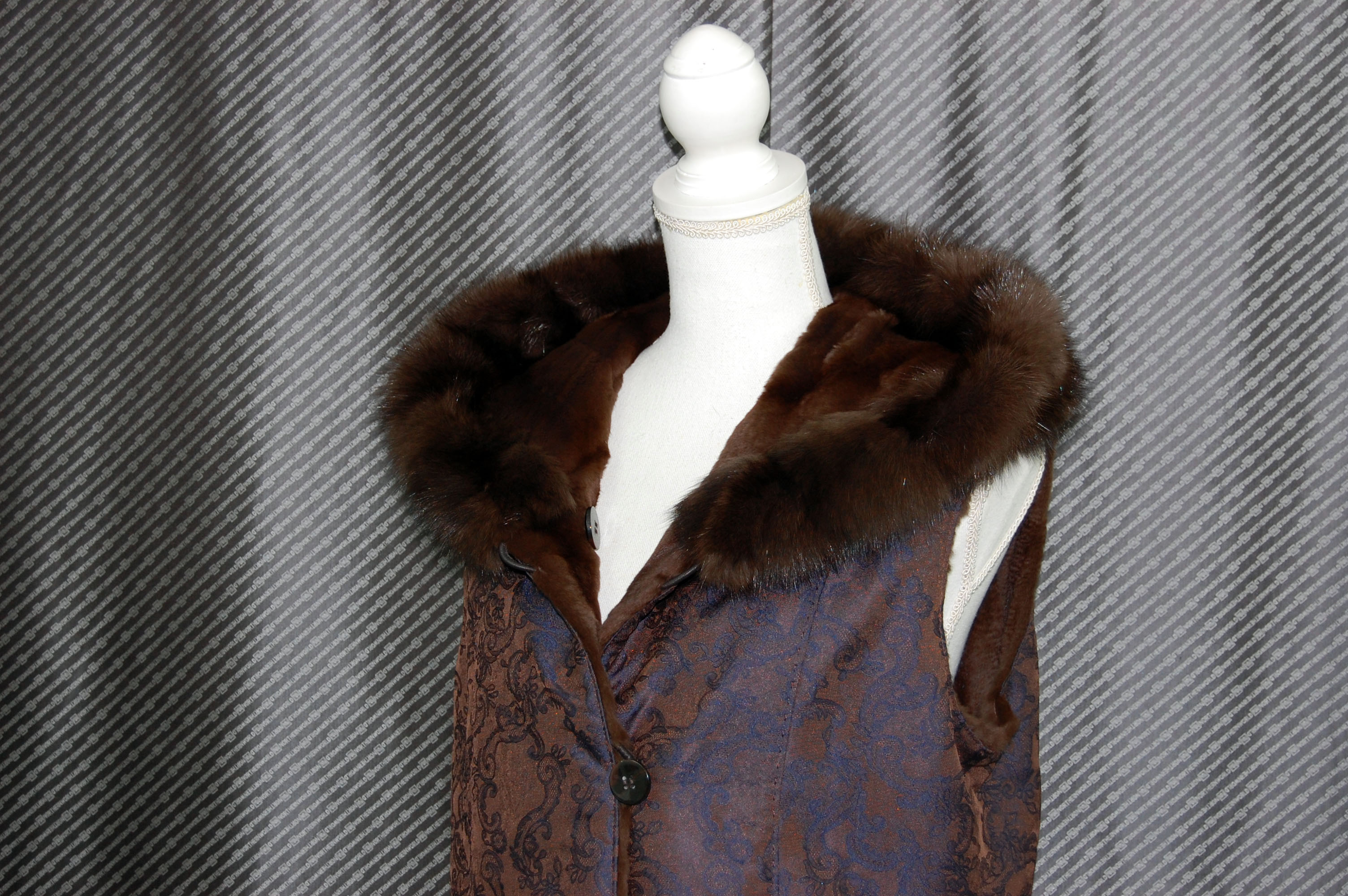 プラックトウィーゼル＆シルク刺しゅう リバーシブルベスト