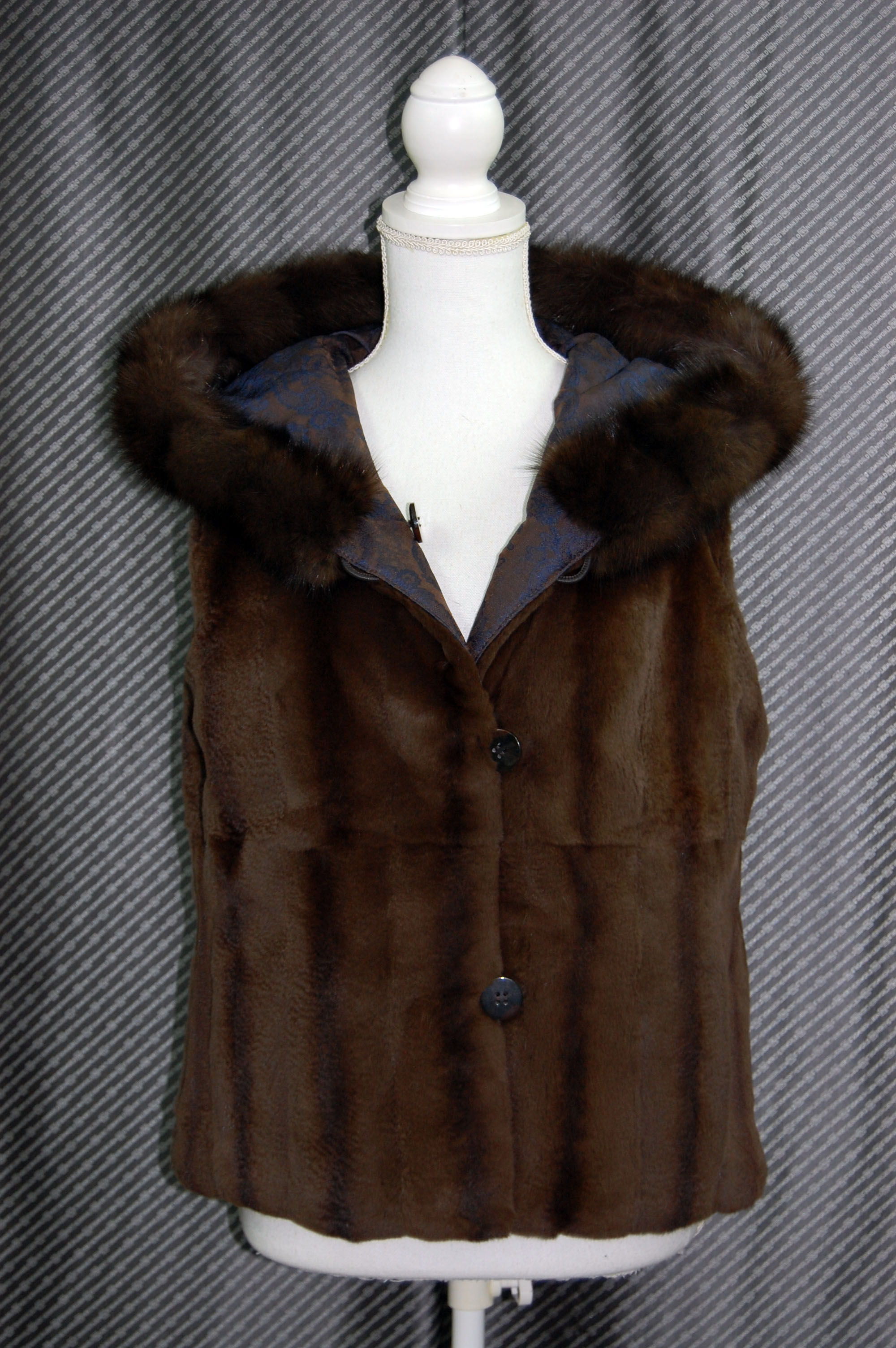 プラックトウィーゼル＆シルク刺しゅう リバーシブルベスト